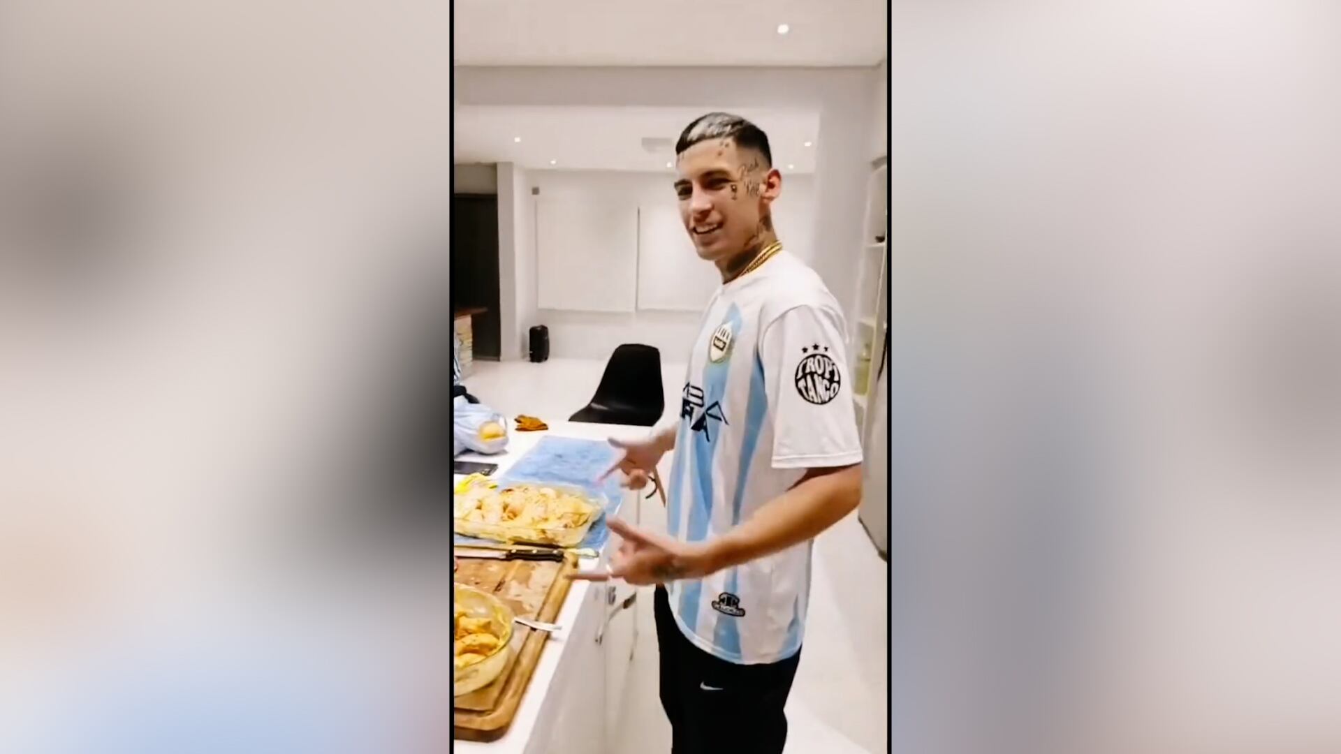 L-Gante cocinó pollo a la mostaza con miel, el plato que definió como su favorito, durante una reunión con amigos y familiares 