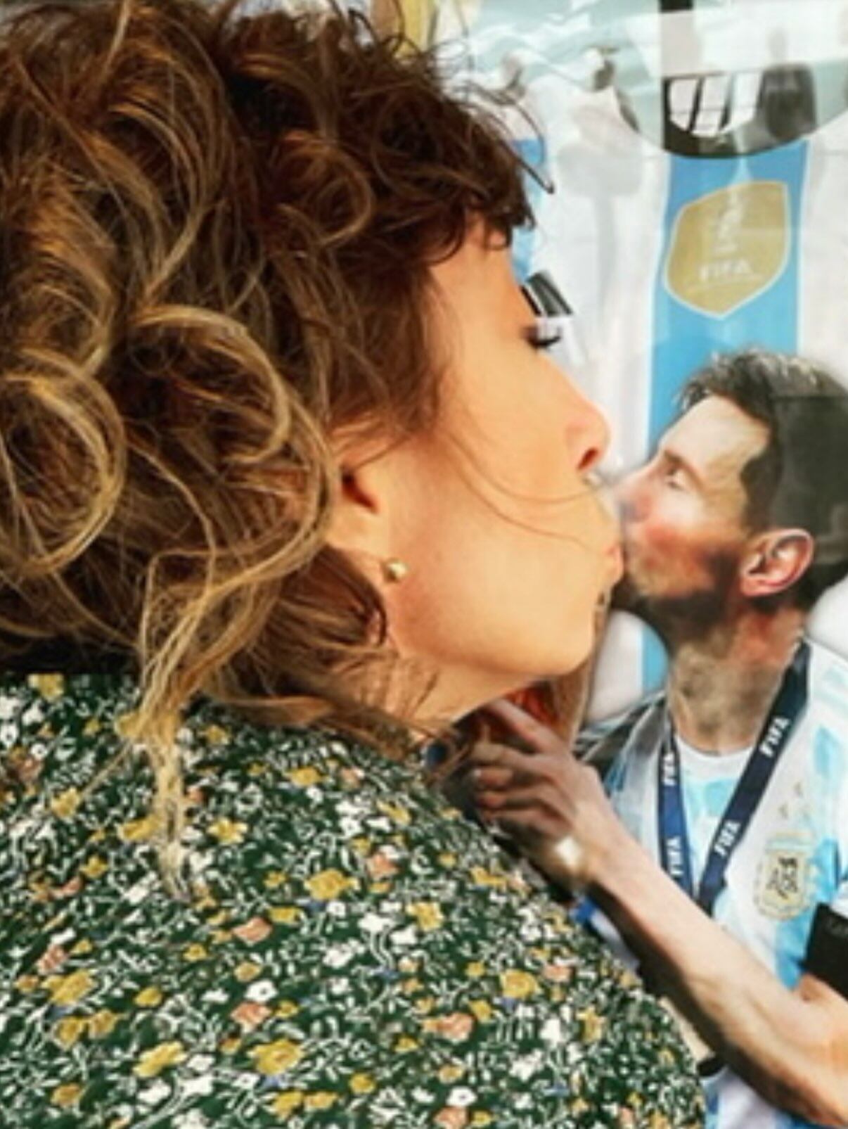 Grossman, conocida por su afición a la Selección Argentina, besando una imagen de Lionel Messi con la Copa del Mundo