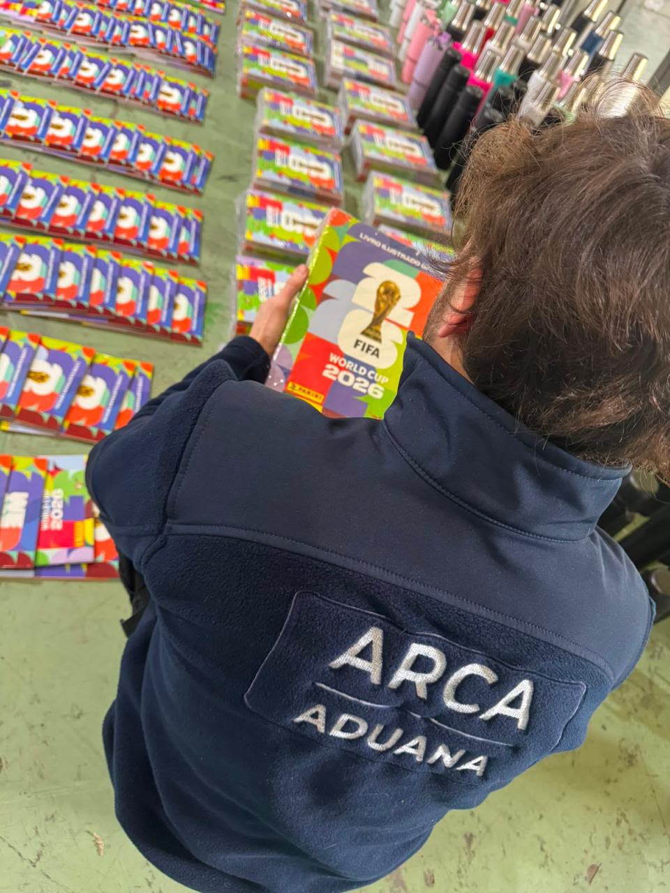 La Aduana secuestró mercadería en un valor estimado en 9 millones de pesos: había más de 1300 álbumes truchos del mundial