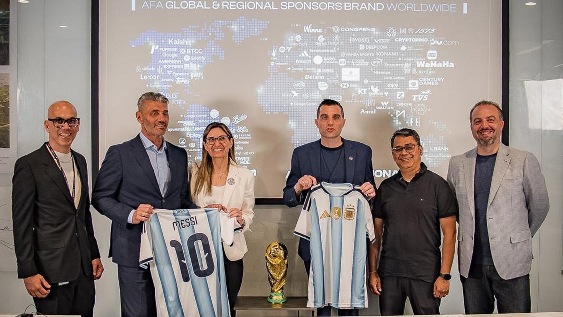 Leandro Petersen, acompañado por Sergio Goycochea, durante uno de los eventos que la AFA realizó en Estados Unidos