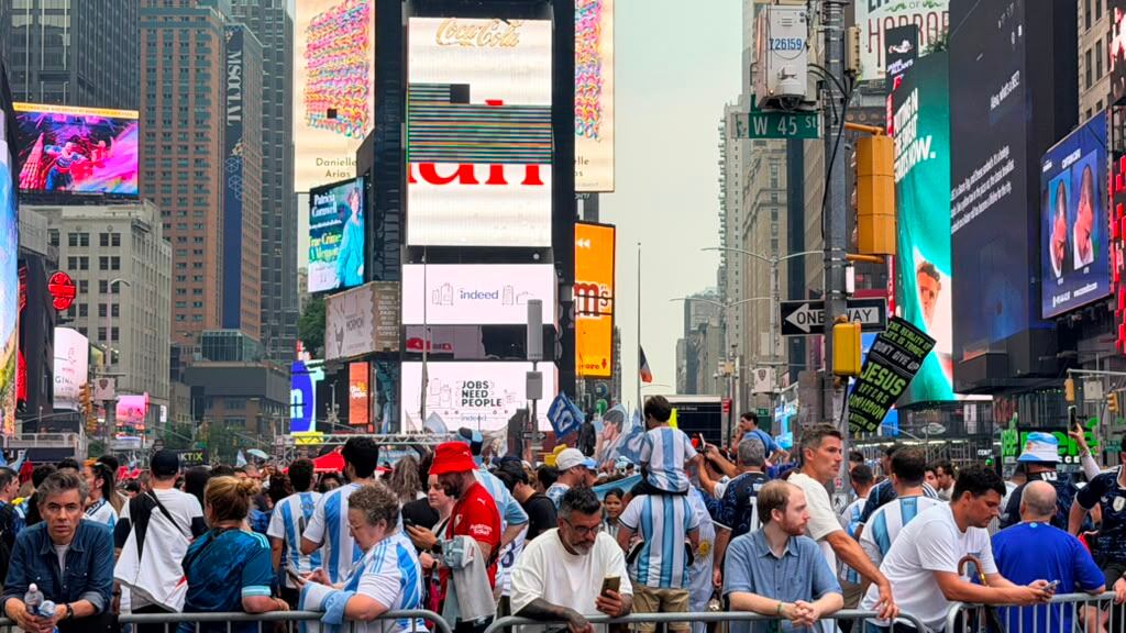 La hinchada en Time Square