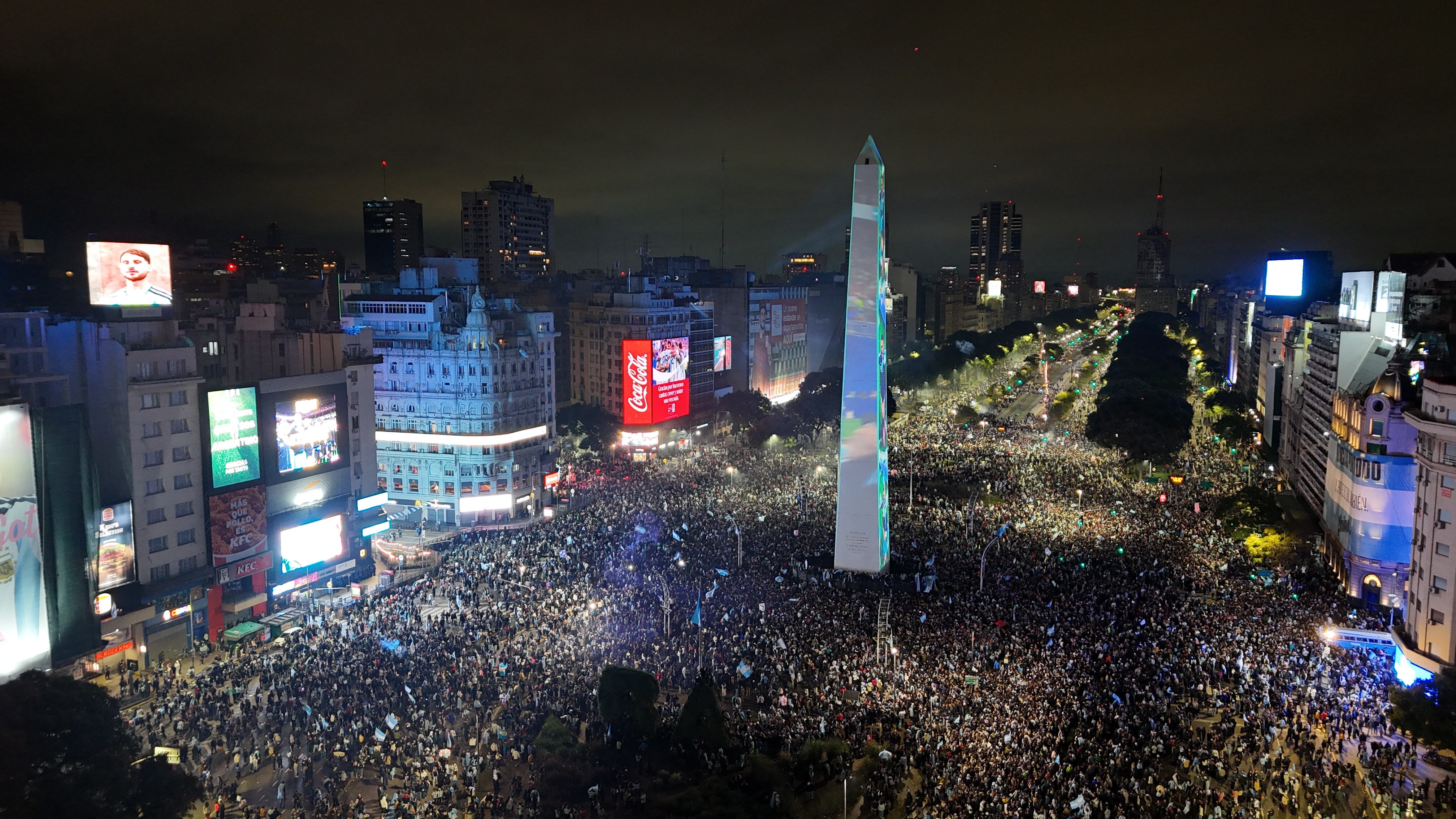 Los hinchas en el Obelisco (Taylor)