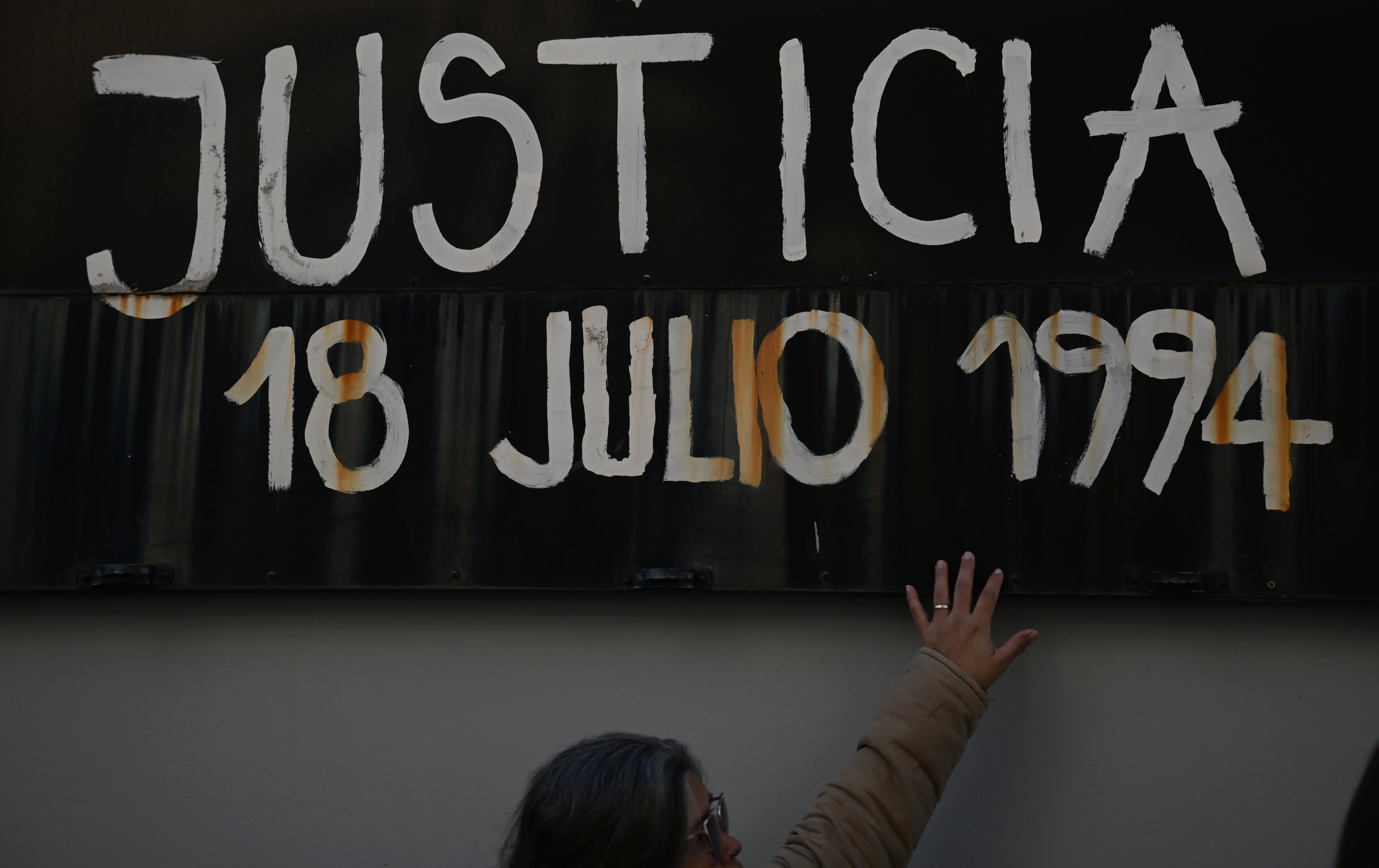 El aniversario del 18 de julio reactiva el reclamo colectivo de memoria, verdad y justicia por las 85 víctimas y los más de 300 heridos del atentado contra la Asociación Mutual Israelita Argentina (Fotografía: Maximiliano Luna)