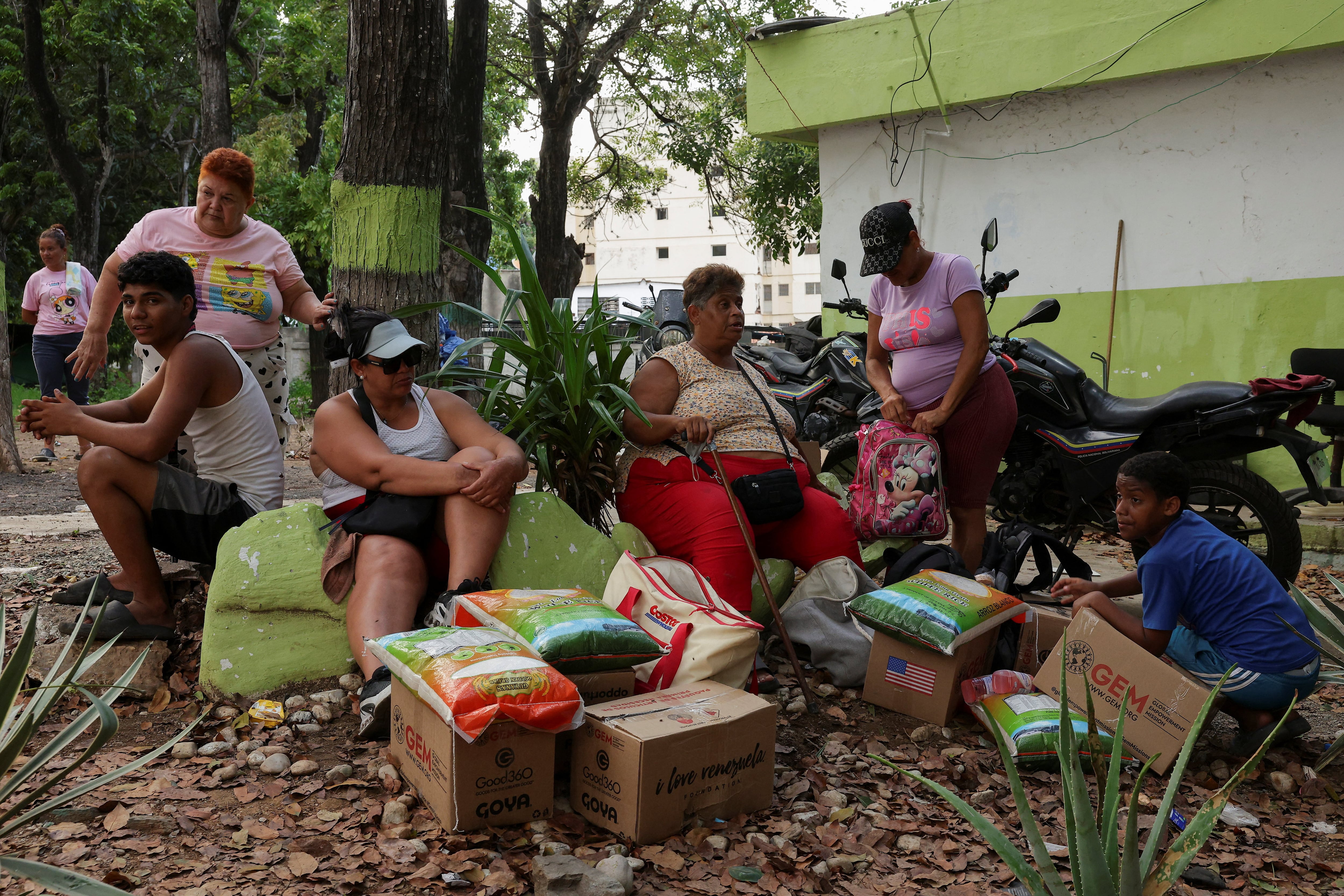 Familias afectadas por el doble terremoto reciben ayuda humanitaria distribuida por la organización estadounidense Global Empowerment Mission (GEM) en Tanaguarena (REUTERS)
