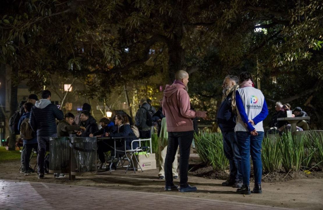 Personal de la Defensoría del Pueblo de la Ciudad de Buenos Aires asiste a personas en situación de calle durante la noche