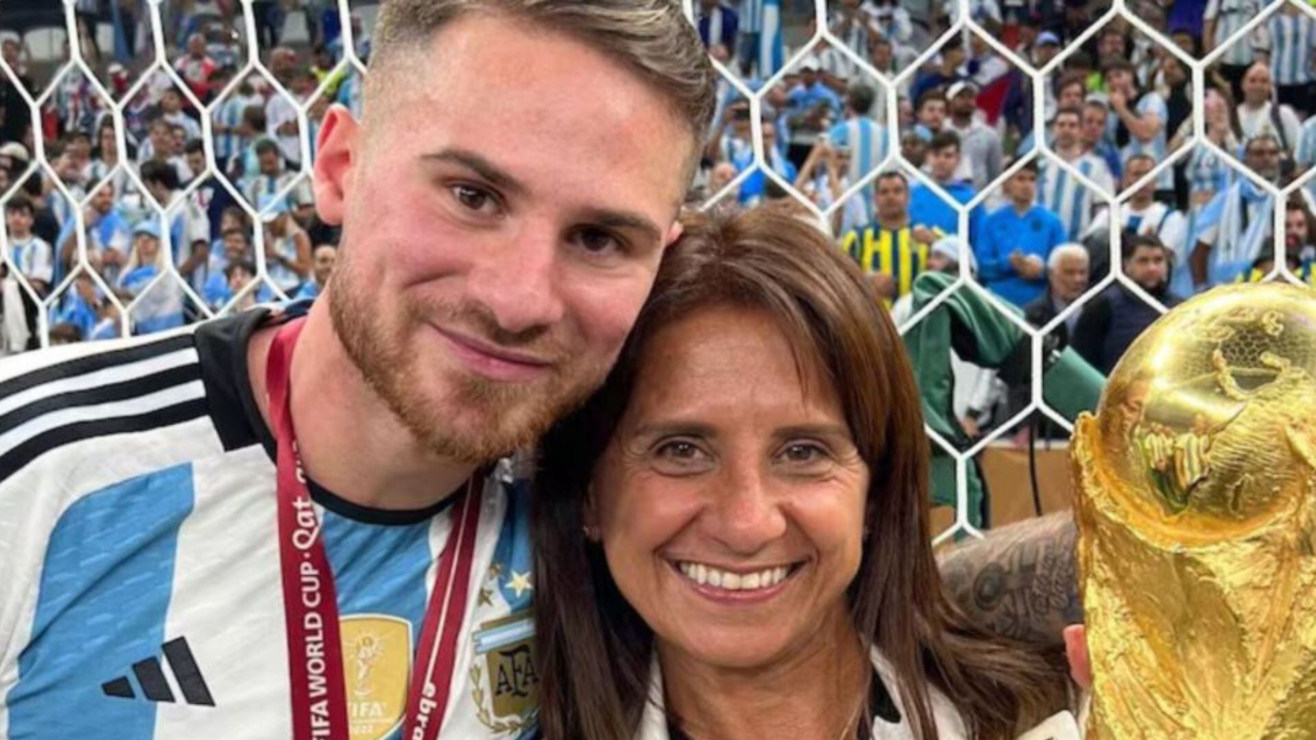Silvina Riela junto a Alexis Mac Allister en la consagración de Argentina en Qatar 2022 (@alemacallister)