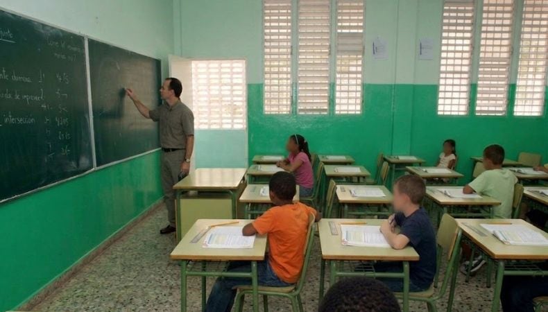 El análisis señaló que los profesionales de educación se ubicaron entre los mejor remunerados del sector público y con la menor carga horaria semanal. (Cortesía: Imagen Ilustrativa de Infobae)
