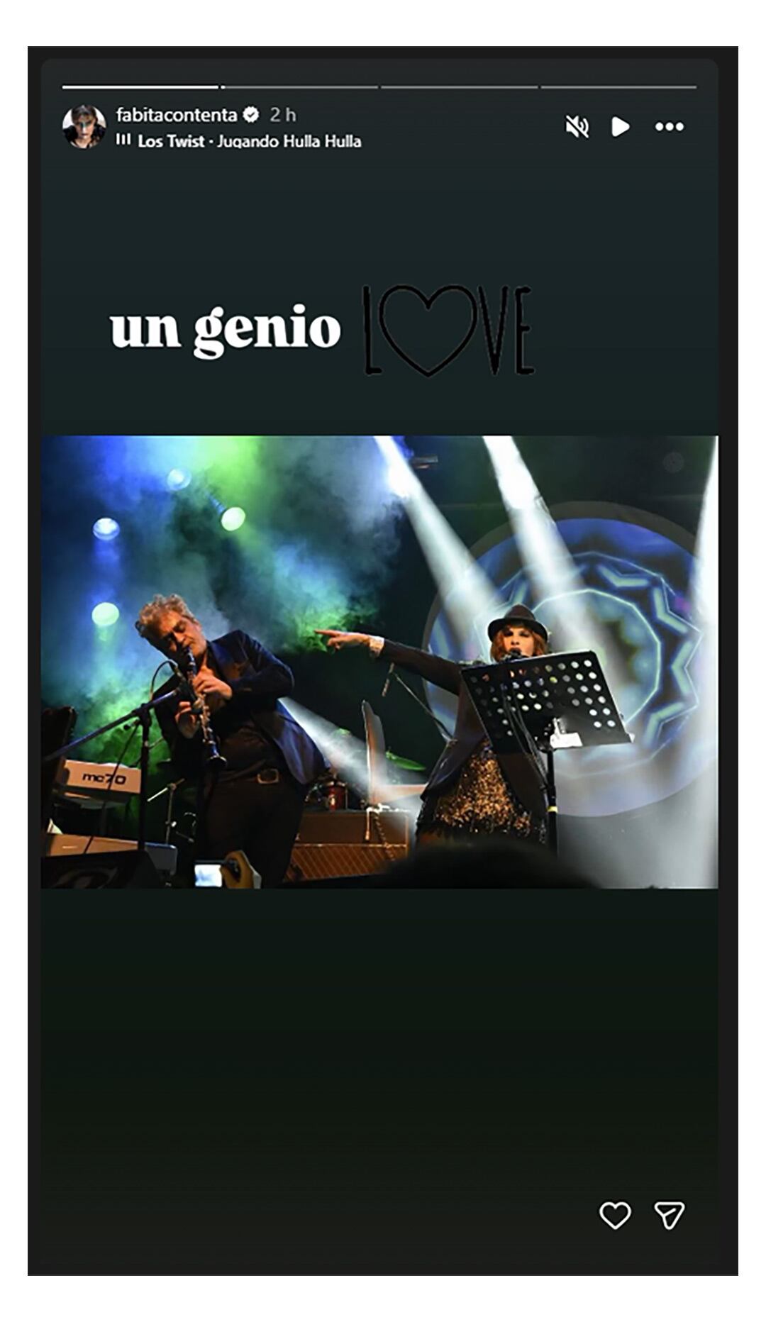 Fabiana Cantilo y Daniel Melingo interpretan música en vivo sobre un escenario iluminado.