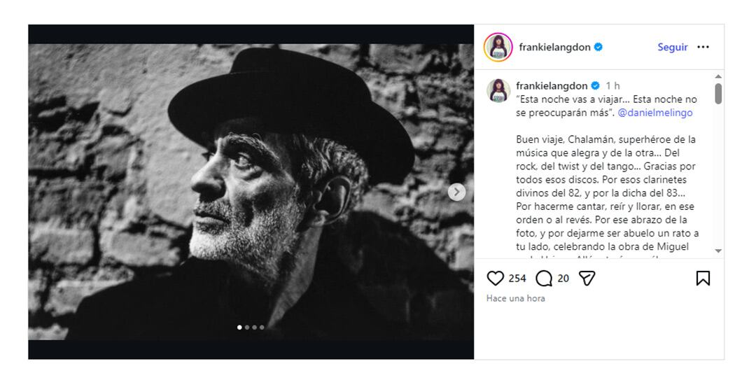 El músico Daniel Melingo aparece en un retrato en blanco y negro, con sombrero, como parte de un homenaje a su trayectoria musical y artística.
