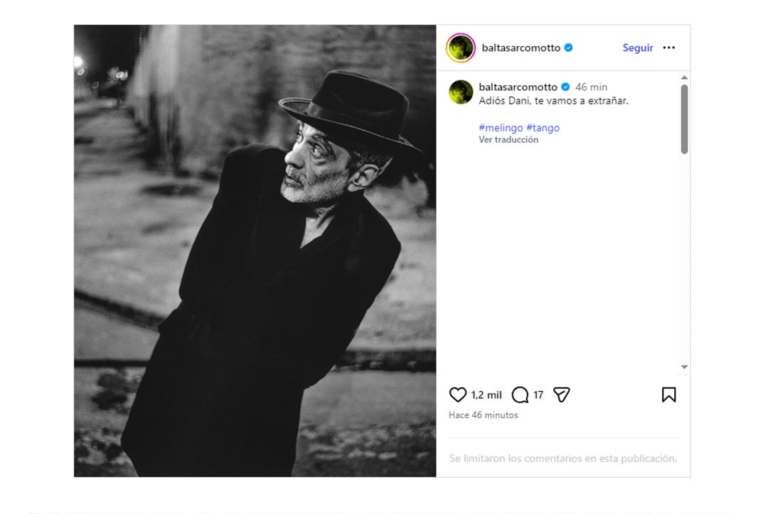 El músico Daniel Melingo, exponente del tango y el rock, posa con sombrero en un retrato en blanco y negro ambientado en un entorno urbano nocturno.