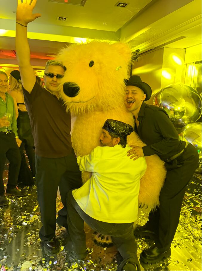 Ángel sacó a relucir su lado divertido junto Pepe Ochoa y Fede Bongiorno al lado de un oso de peluche gigante