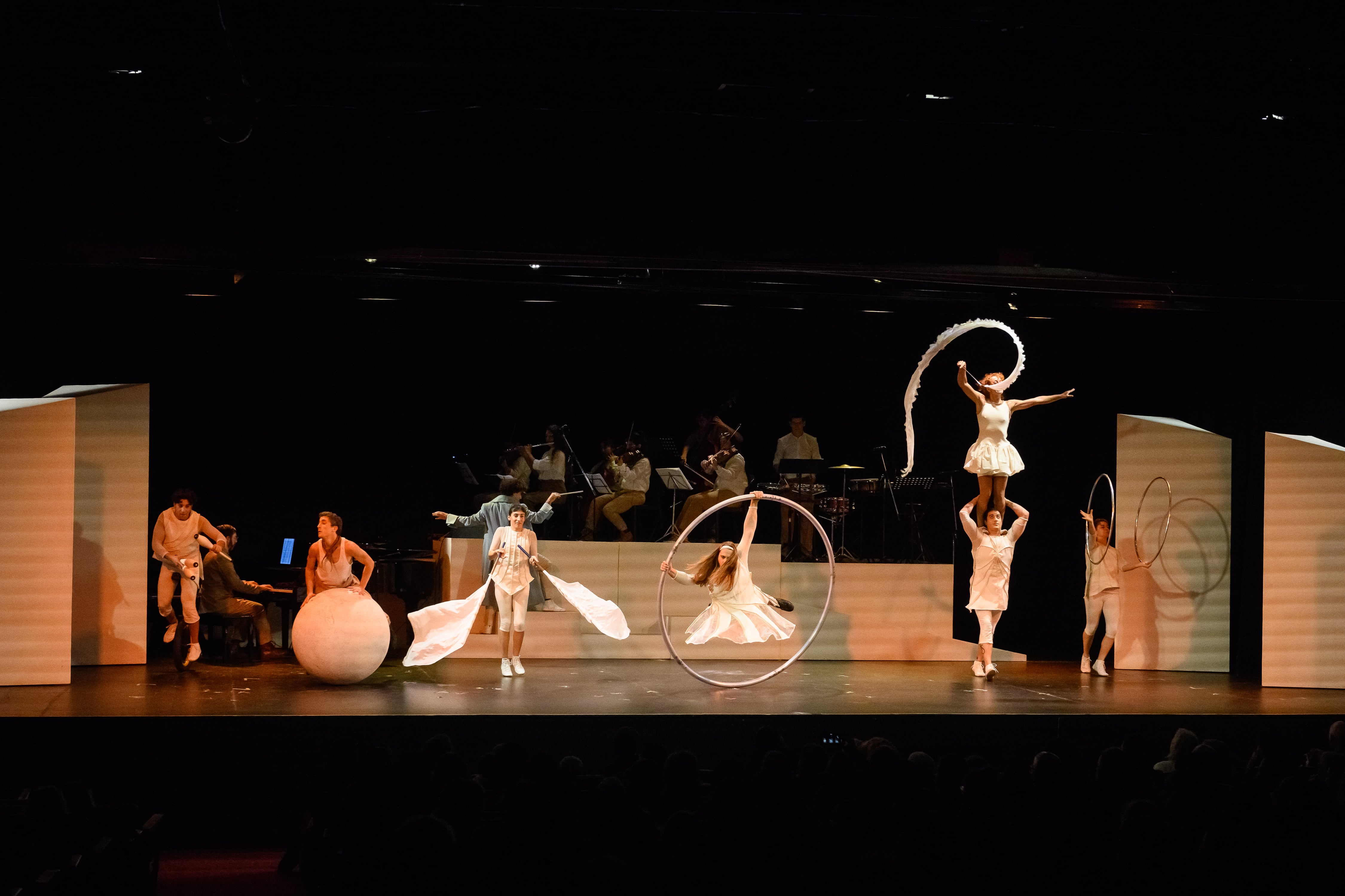 Co una puestaen escena circense, La flauta mágica busca llevar la música de Mozart a las generaciones más jóvenes (Manuel Pose Varela)