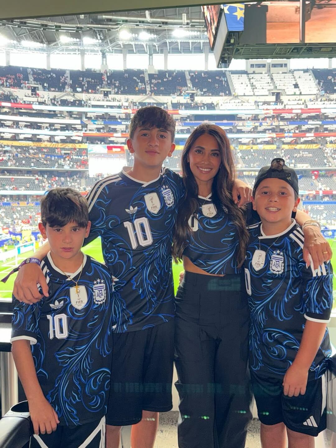 Antonela Roccuzzo compartió en Instagram fotos junto a sus hijos tras la victoria ante Austria 