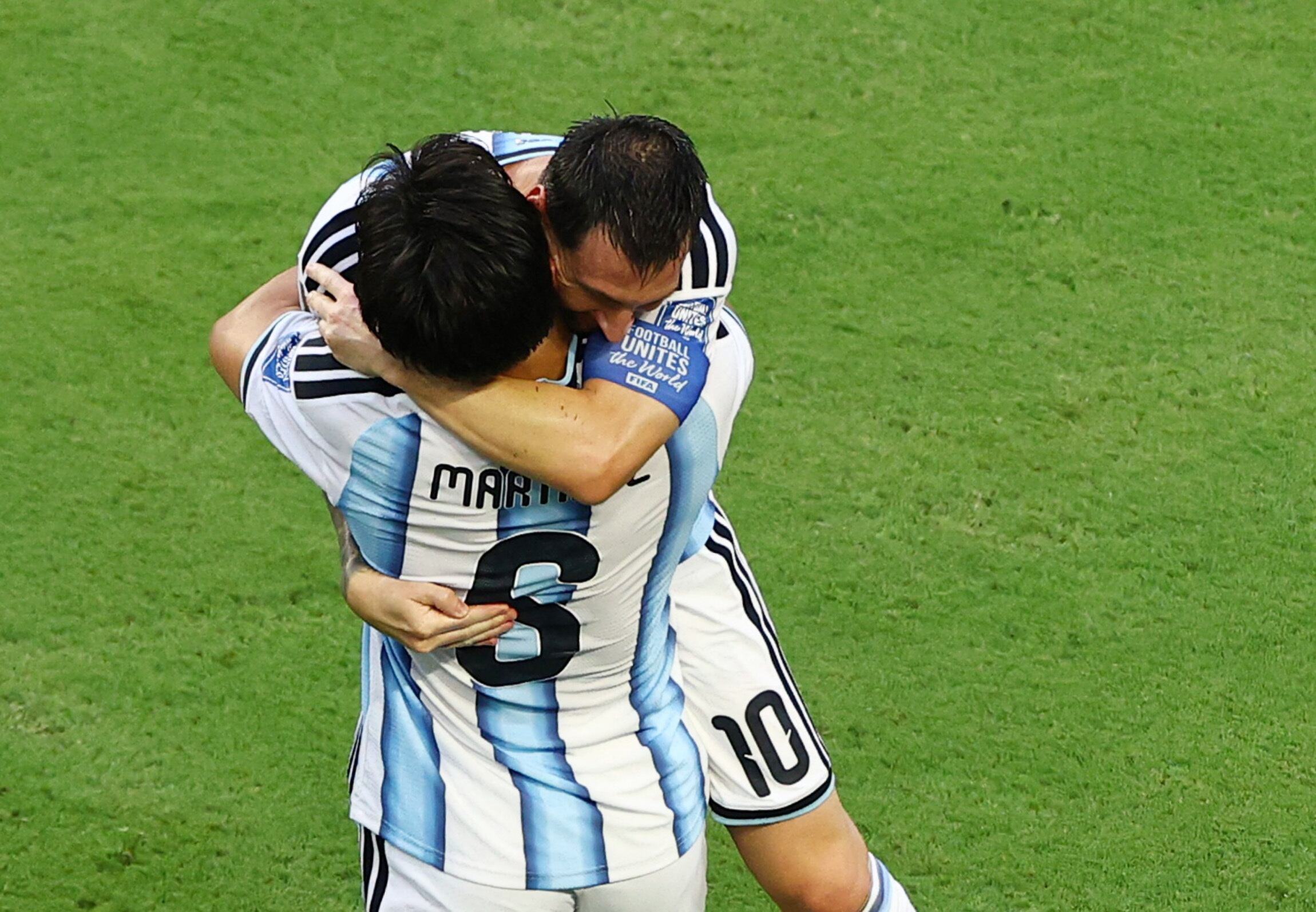 Lisandro Martínez asistió a Lionel Messi en el primer gol del partido (REUTERS/Marco Bello)