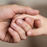 La generación de la resiliencia: qué hay detrás de la fortaleza de los nacidos en los años 60 y 70, según la psicología