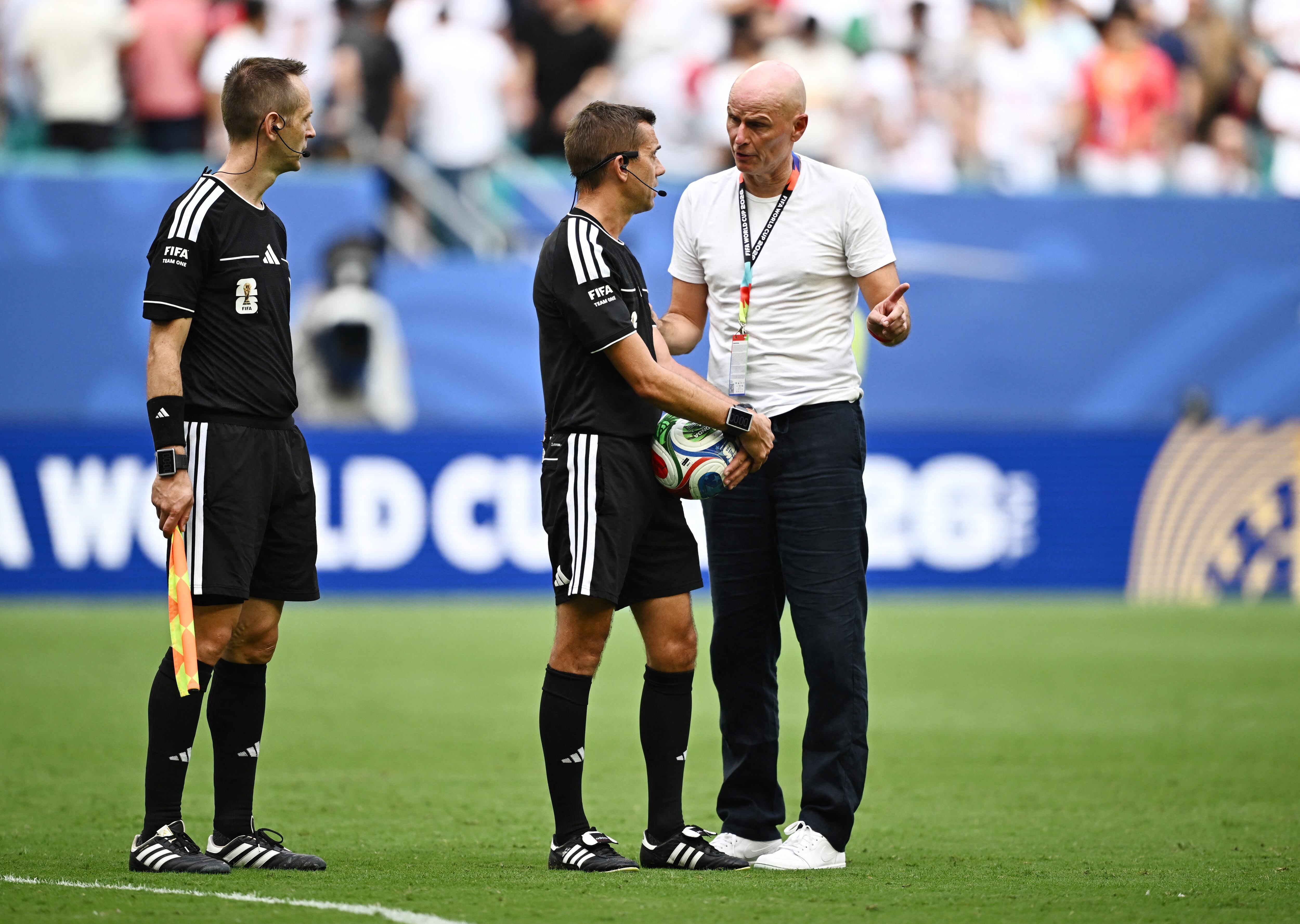 El reclamo del entrenador tras lo sucedido (Foto: Reuters/Dylan Martinez)