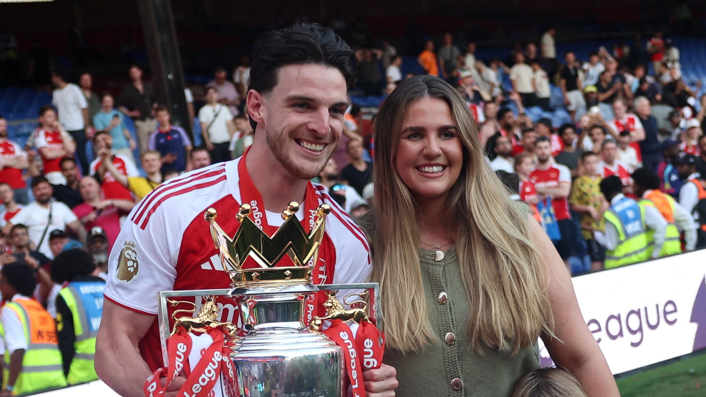 Declan Rice, jugador del Arsenal, posa con su novia Lauren Fryer mientras celebra con el trofeo tras ganar la Premier League (REUTERS/Hannah Mckay).