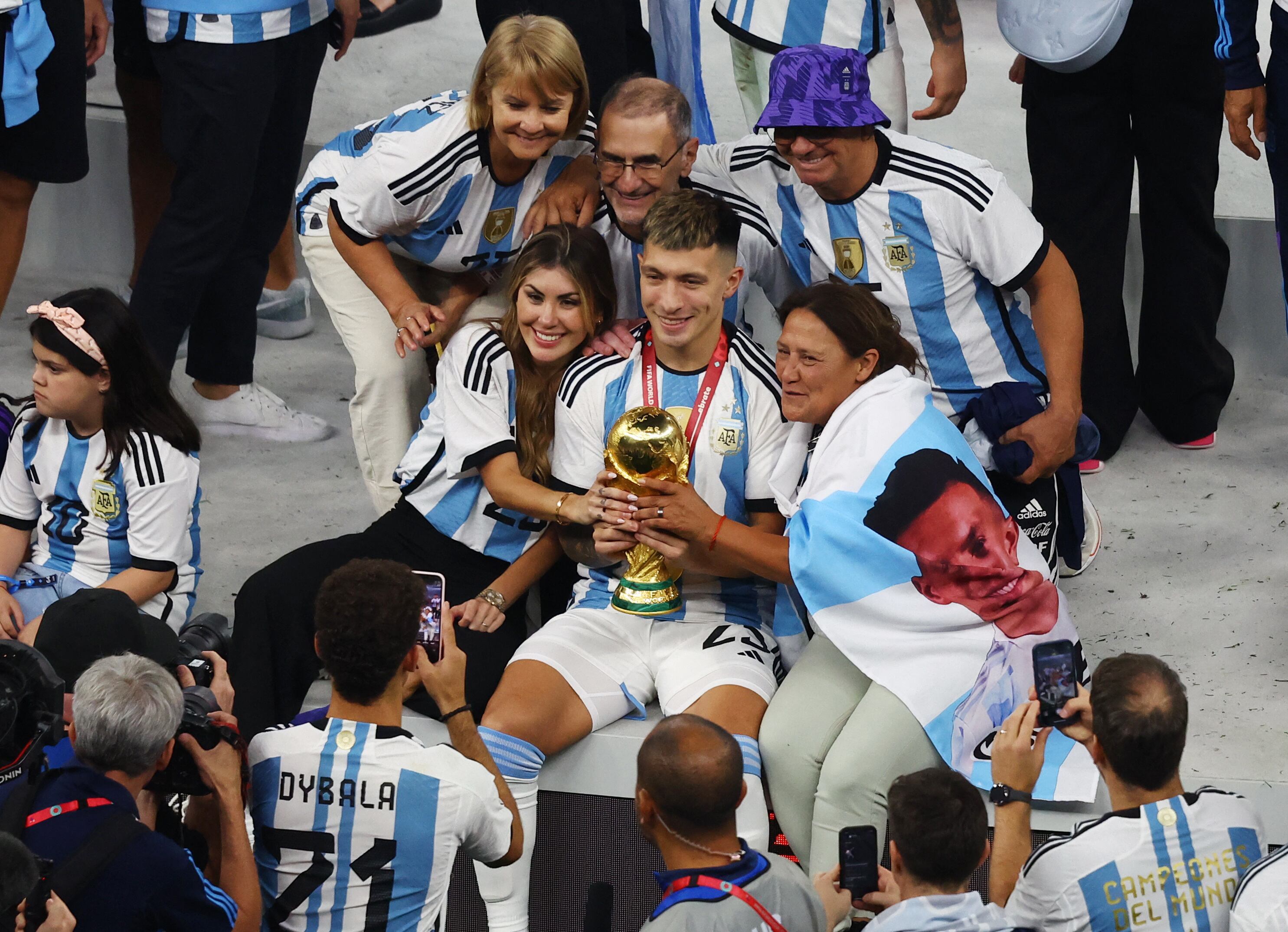 Lisandro, junto a Muri y su familia en la celebración por el título en Qatar 2022 (REUTERS/Paul Childs)