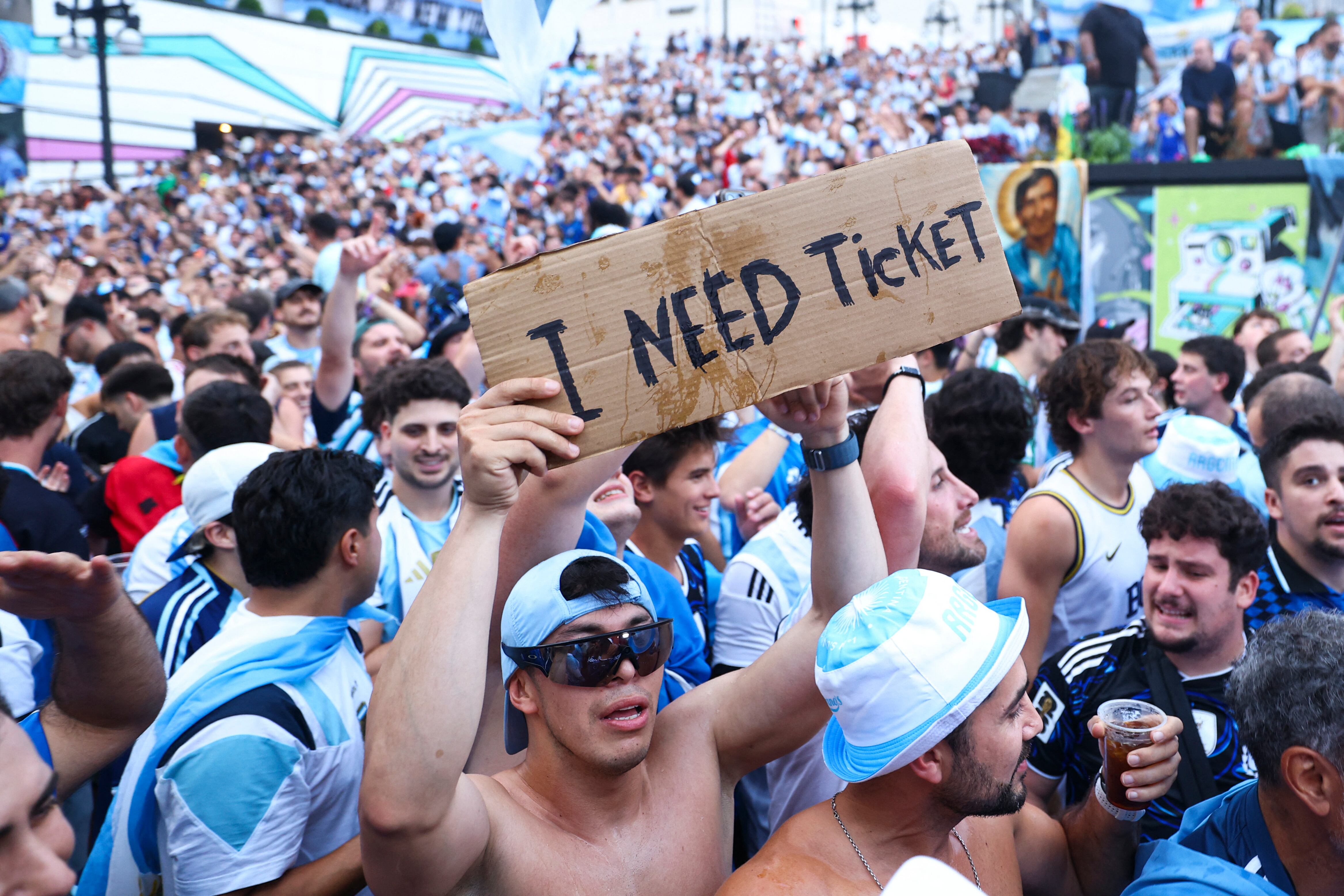 Hinchas argentinos en el banderazo en Atlanta, la ciudad a donde la empresaria pidió viajar (Nathan Ray Seebeck-Imagn Images)