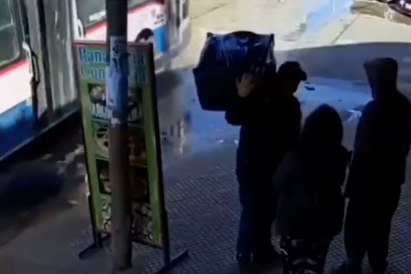 La Matanza: una jubilada intentó bajar de un colectivo, el chofer aceleró y fue arrastrada por la calle