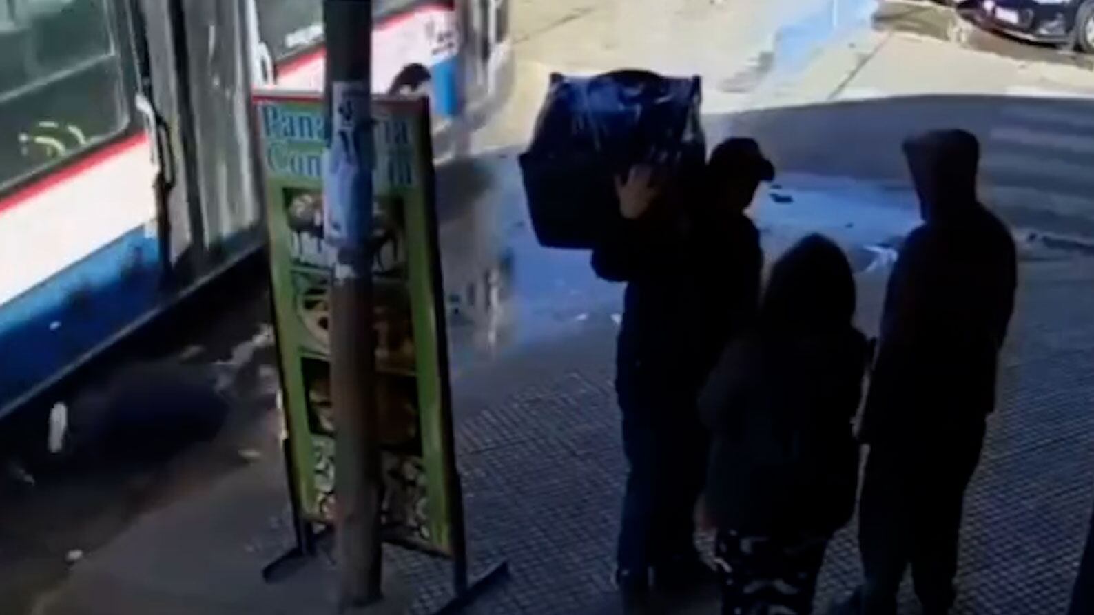 La Matanza: una jubilada intentó bajar de un colectivo, el chofer aceleró y fue arrastrada por la calle