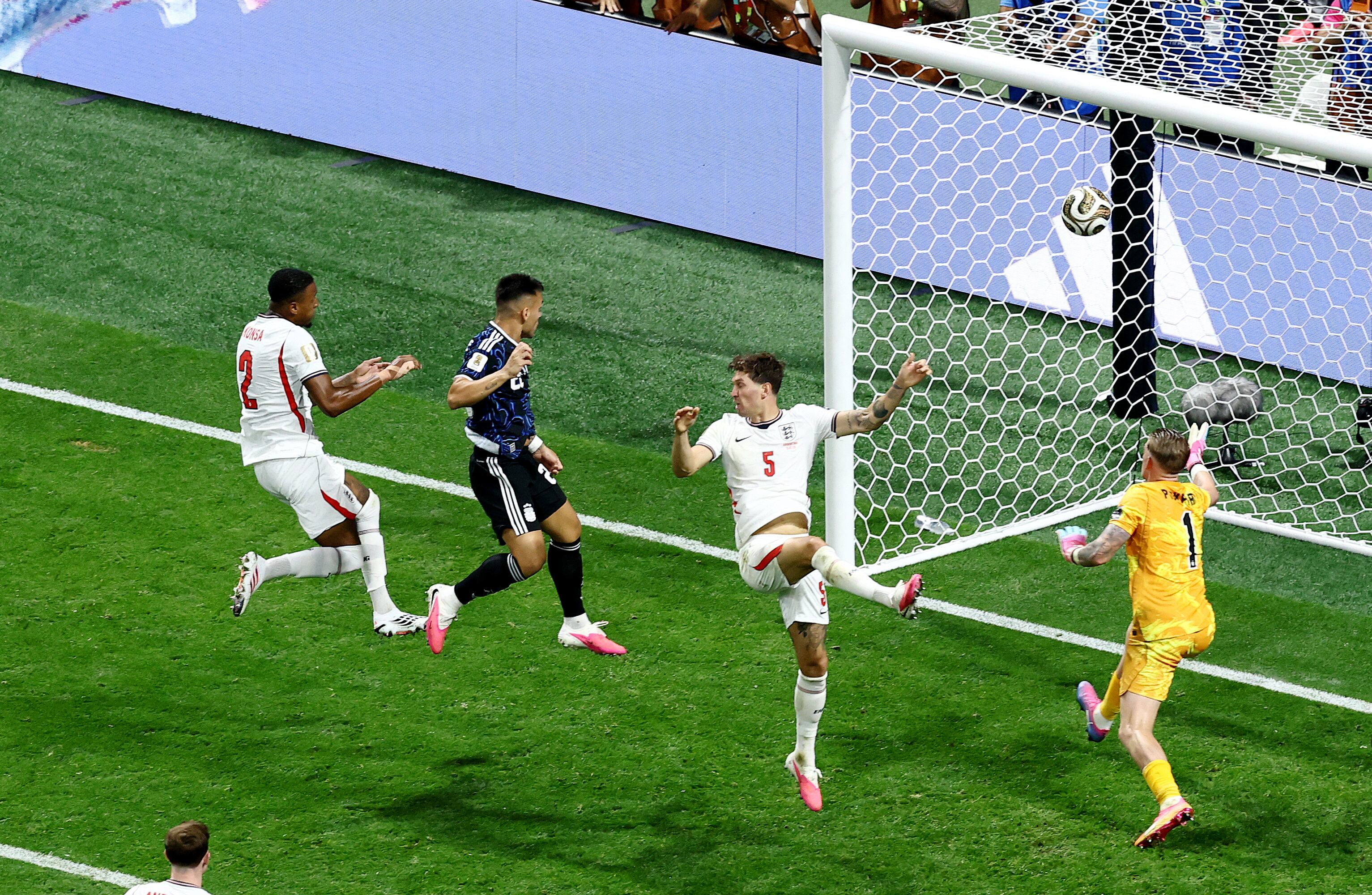 El cabezazo de Lautaro Martínez en los últimos minutos ante Inglaterra desató una celebración inolvidable y selló el pase a la final del Mundial (REUTERS/Lee Smith)