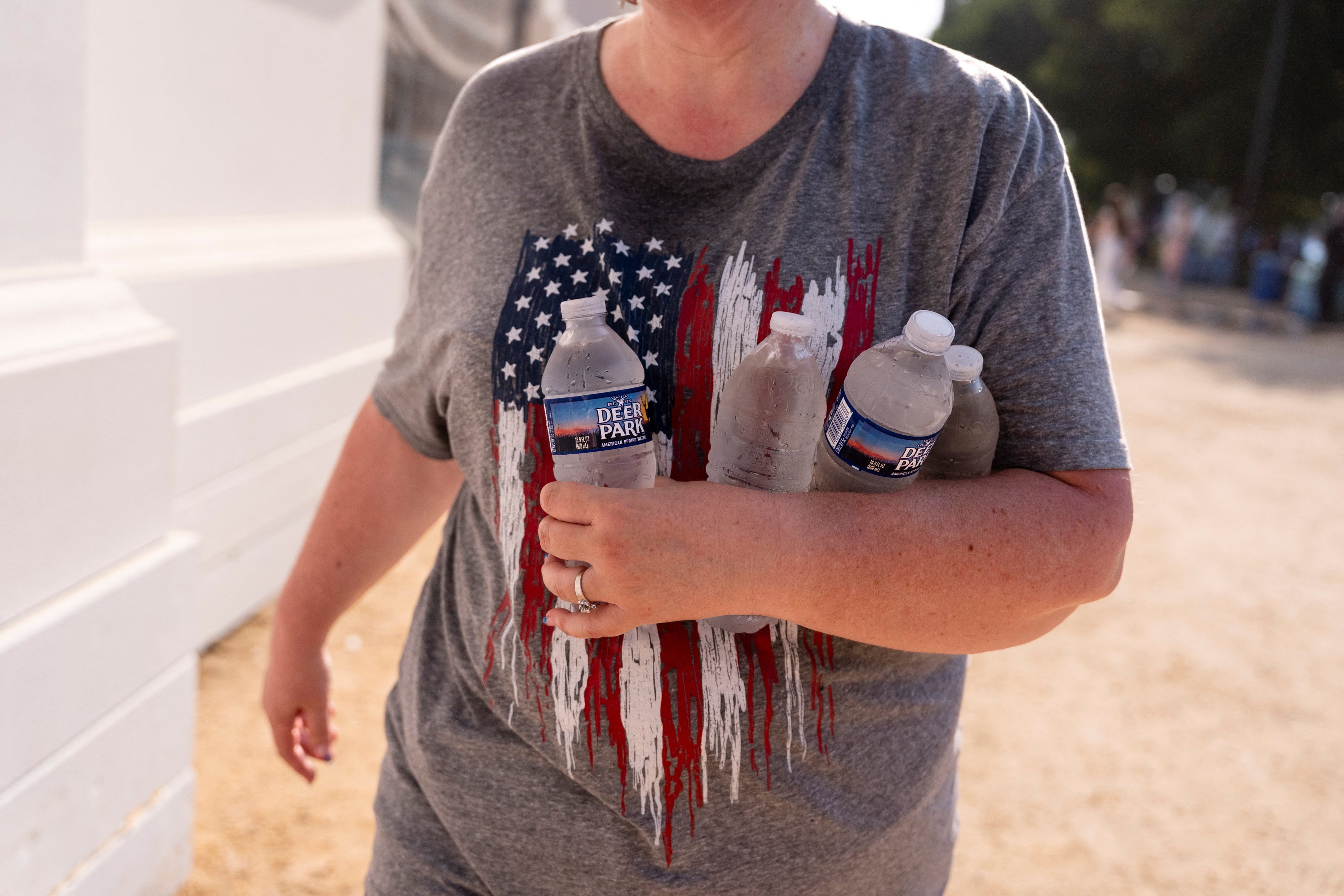 Equipos de emergencia y voluntarios distribuyen agua y auxilian a personas afectadas por el intenso calor en varias ciudades de Estados Unidos (REUTERS/Cheney Orr)