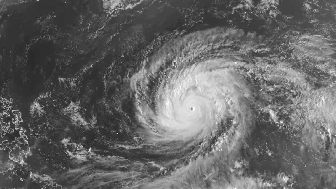Imagen satelital en blanco y negro muestra un supertifón con un ojo bien definido y nubes en espiral (Créditos: NOAA)