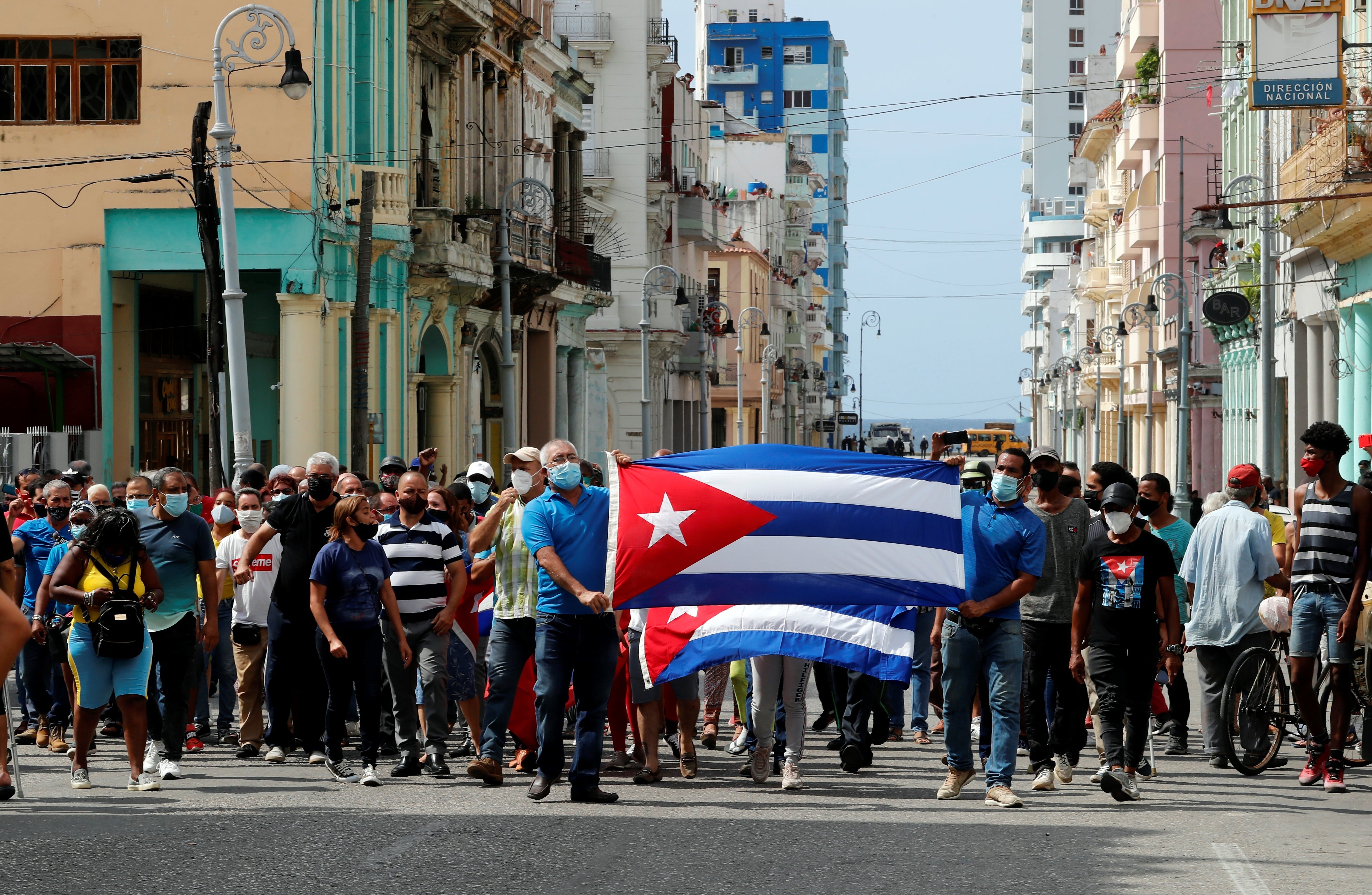 Un grupo de personas responden a manifestantes frente al capitolio de Cuba en La Habana (EFE/Ernesto Mastrascusa)