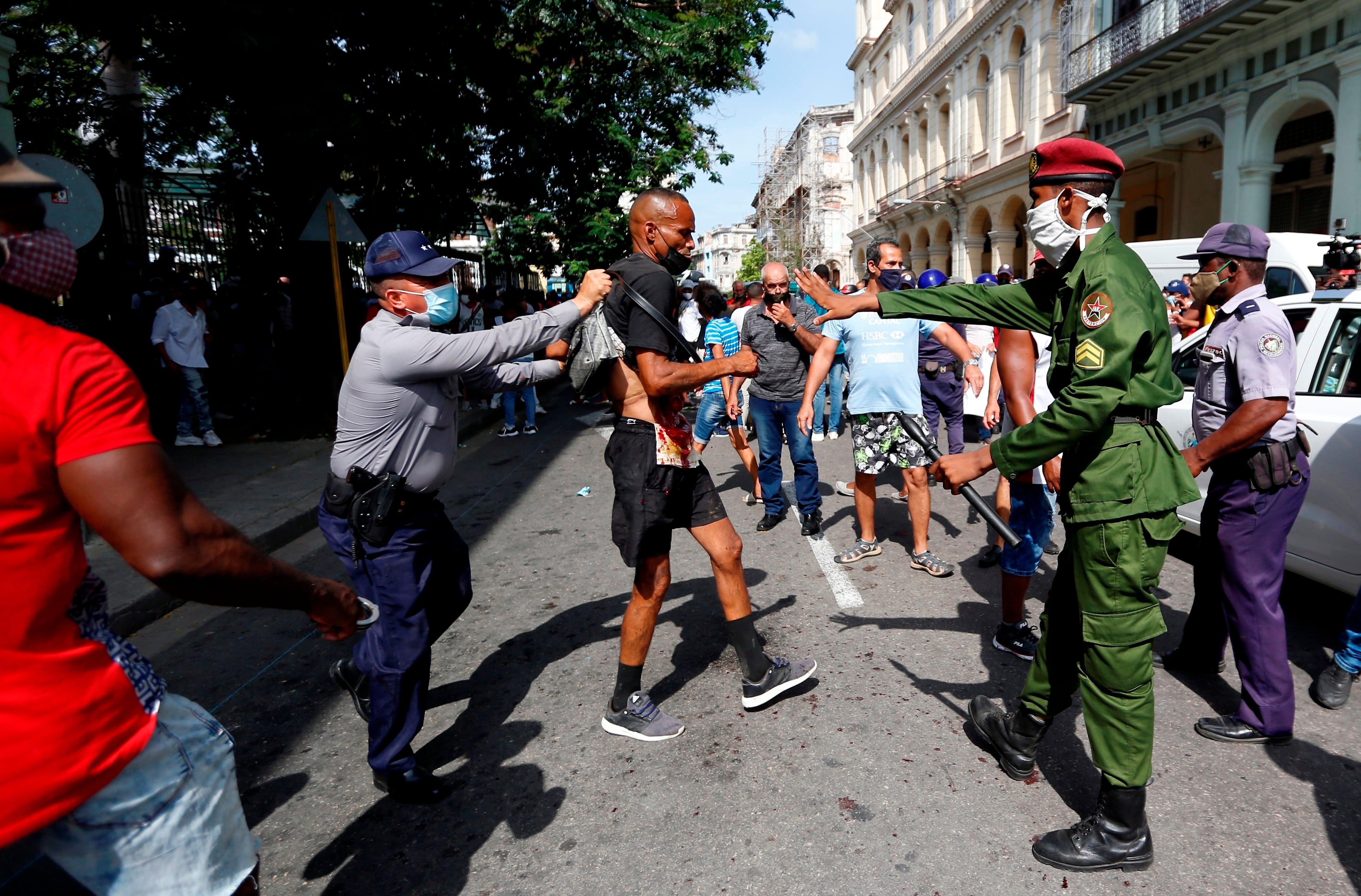 Policías arrestan a un hombre cuando personas se manifiestan, el 11 de julio de 2021, en una calle en La Habana (Cuba) (EFE/Ernesto Mastrascusa/Archivo)