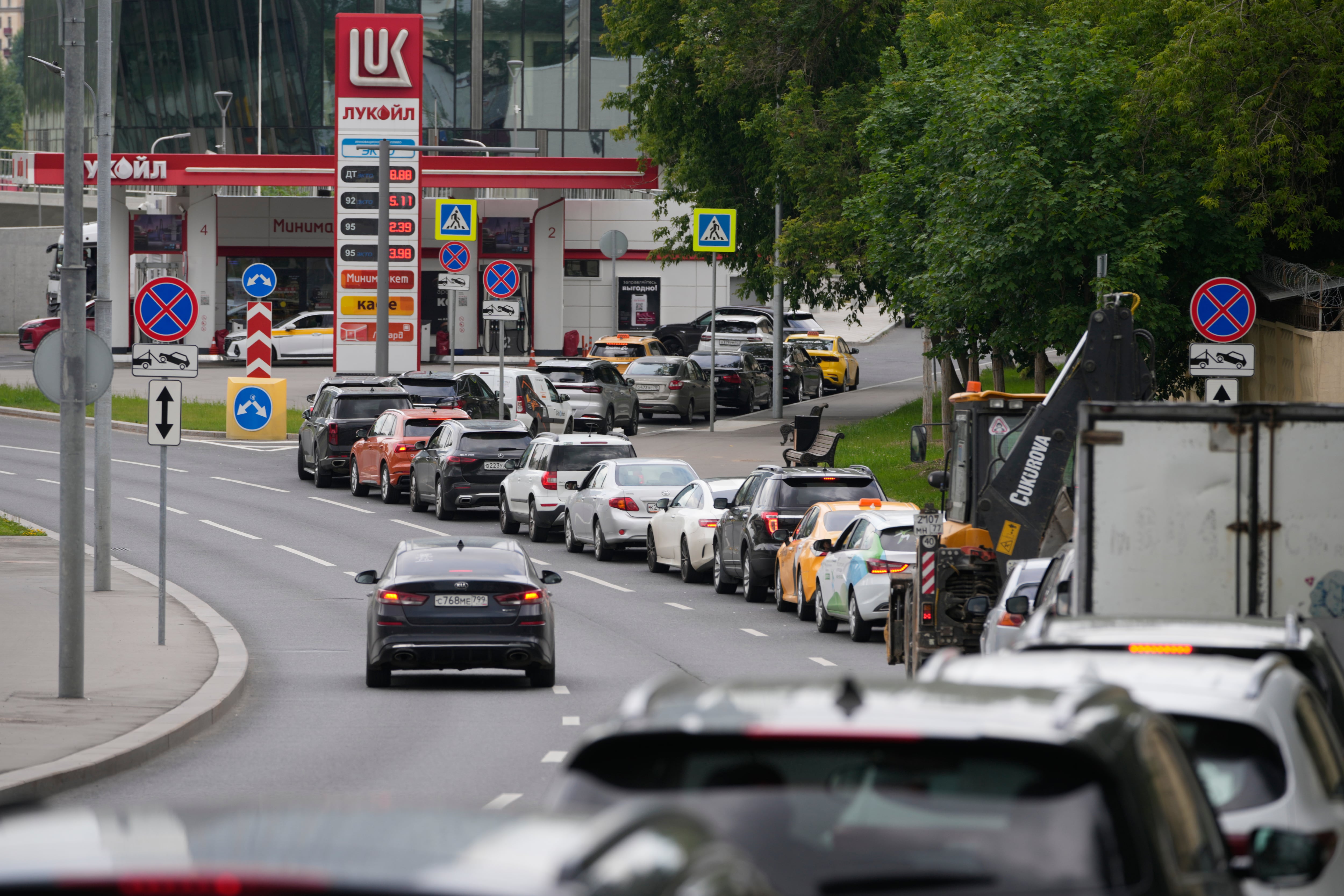 Autos hacen fila en una gasolinera Lukoil en Moscú. (AP Foto/Pavel Bednyakov)