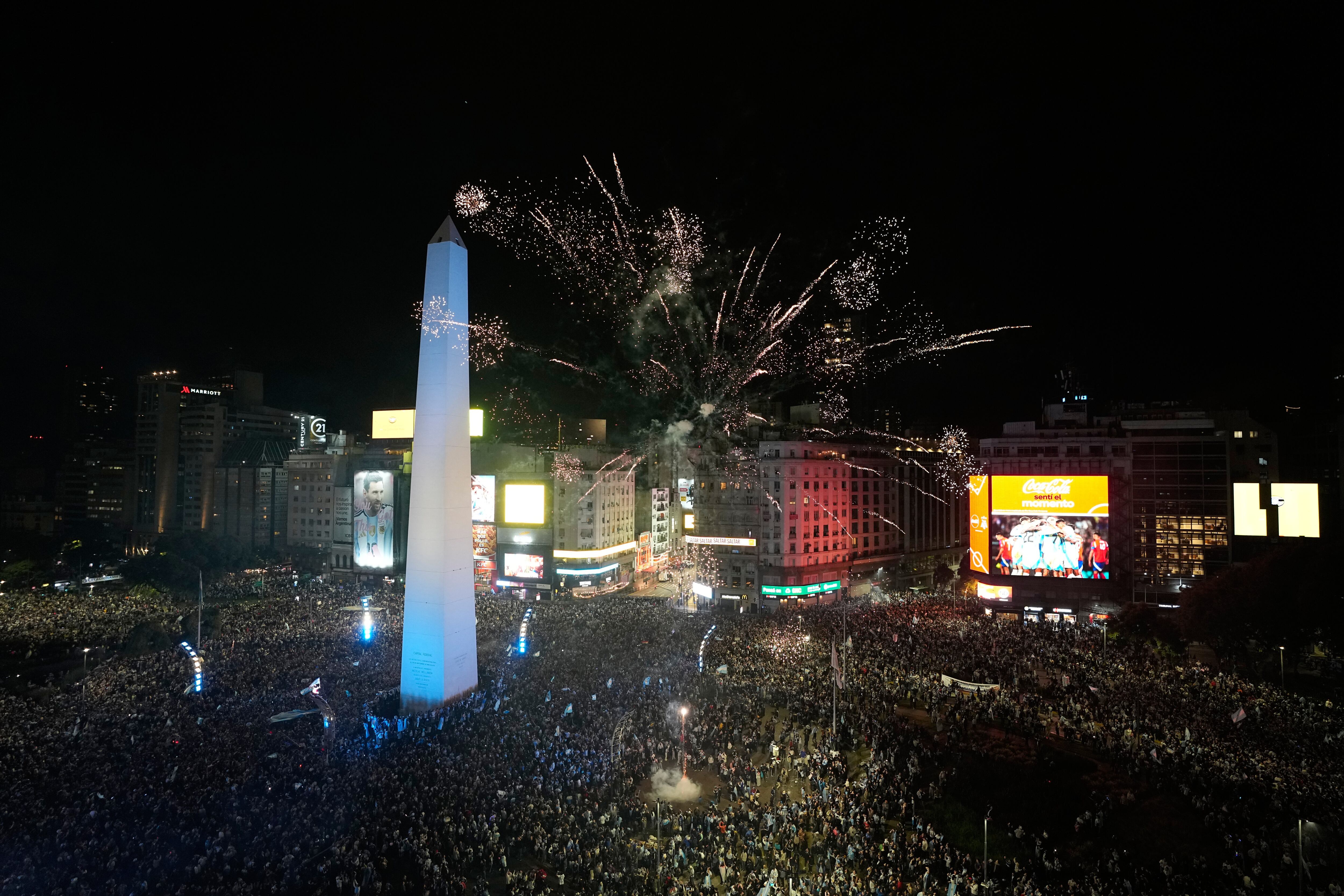 Una multitud celebra en torno del Obelisco de Buenos Aires el triunfo de Argentina en la semifinal mundialista ante Inglaterra, el miércoles 15 de julio de 2026 (AP Foto/Natacha Pisarenko)