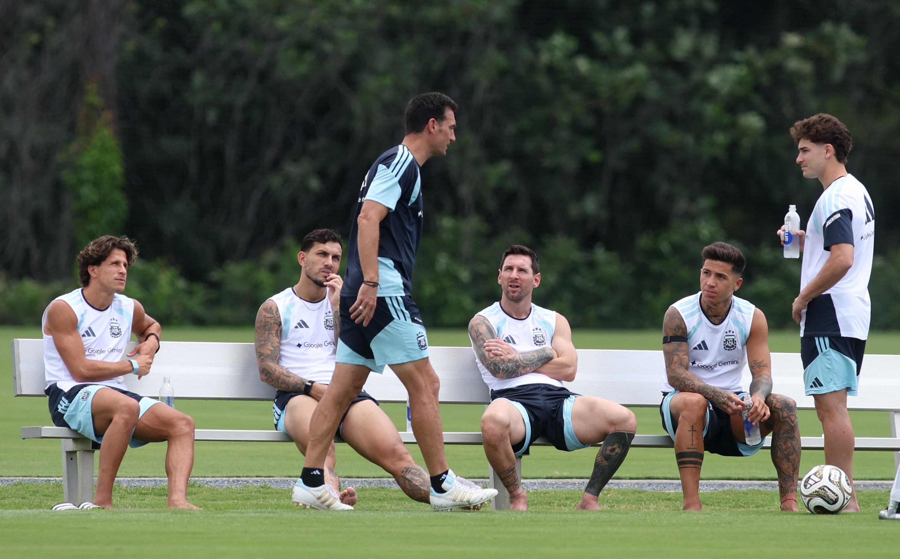 Lionel Scaloni definirá al equipo para enfrentar a España (Foto: Reuters/Brett Davis)