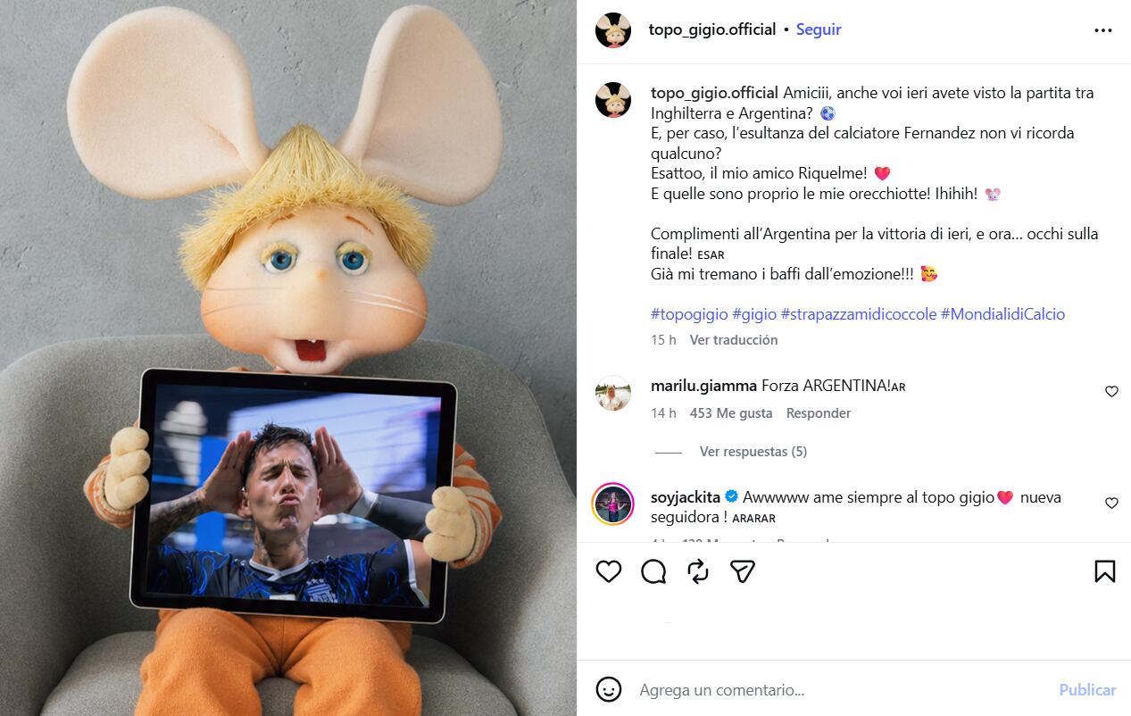 El personaje italiano vinculó el gesto de Enzo Fernández con Juan Román Riquelme y afirmó: “Esas son justamente mis orejitas”