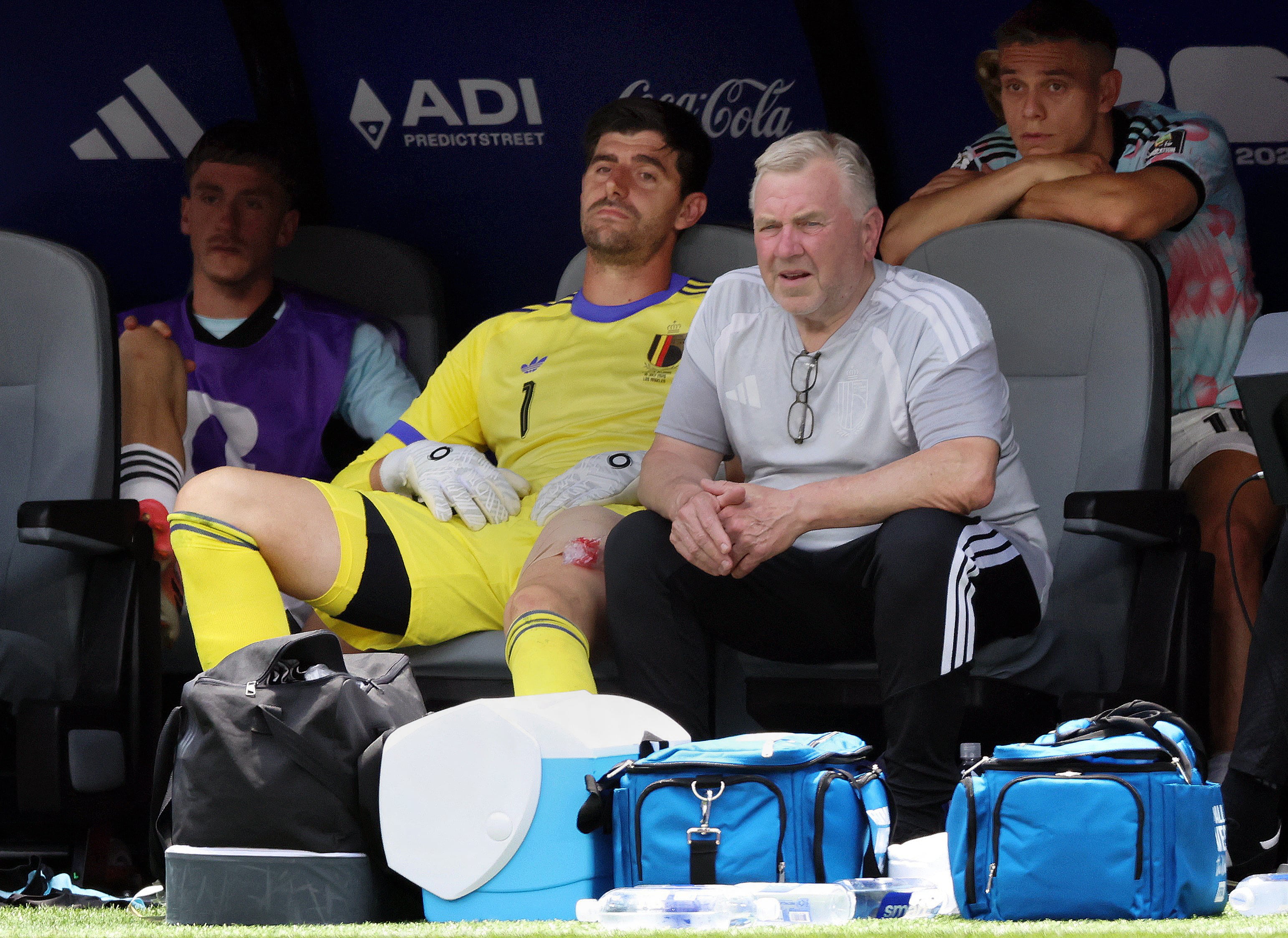 La mirada triste de Courtois tras retirarse lesionado de la cancha (Créditos: Reuters/Kiyoshi Mio)