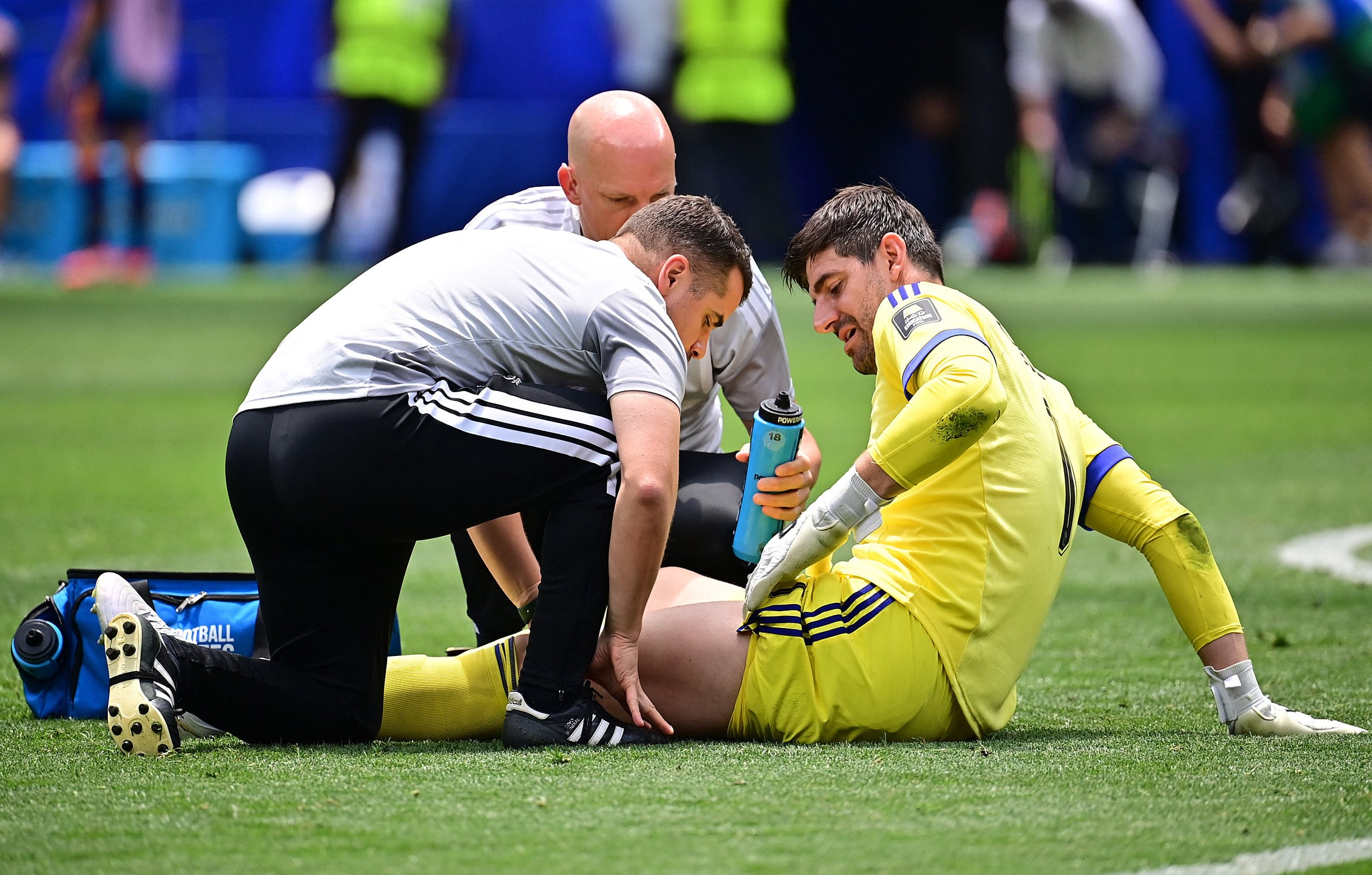 El momento de la atención médica a Thibaut Courtois antes de la pausa de hidratación en la segunda parte (Créditos: Reuters/Gary Vasquez)