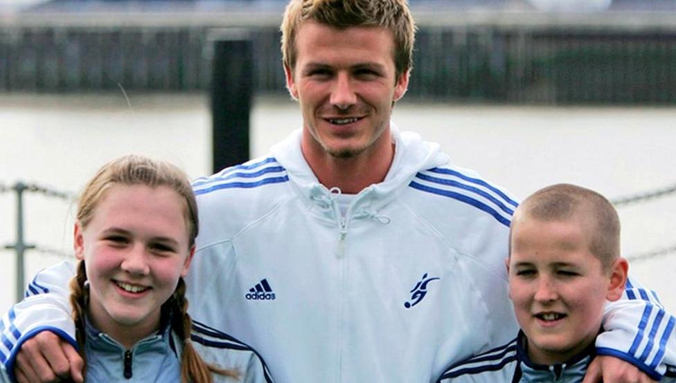 Katie Goodland y Harry Kane, de niños, junto a David Beckham