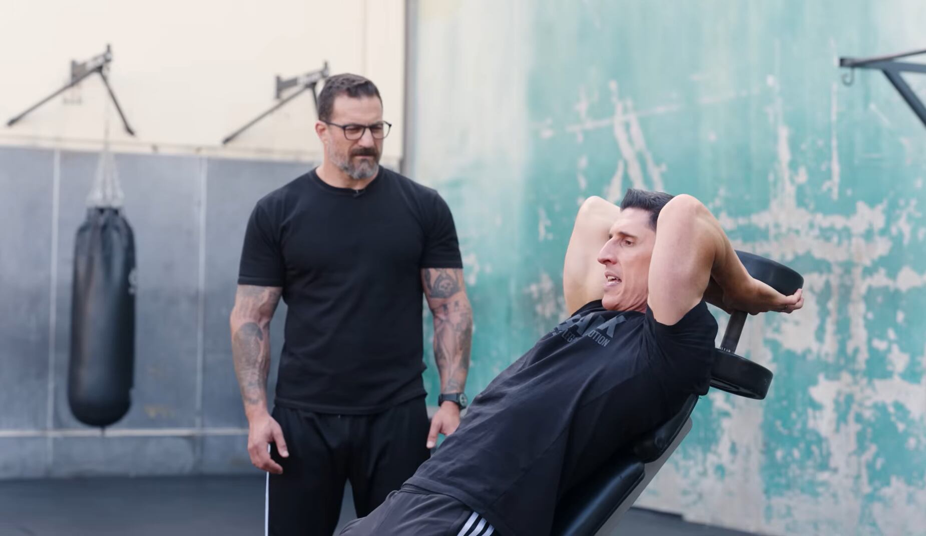 La extensión de tríceps, el remo y el curl martillo completan la rutina de tren superior con trabajo sobre brazos, espalda, bíceps y antebrazo (Captura de video: YouTube/@athleanx)