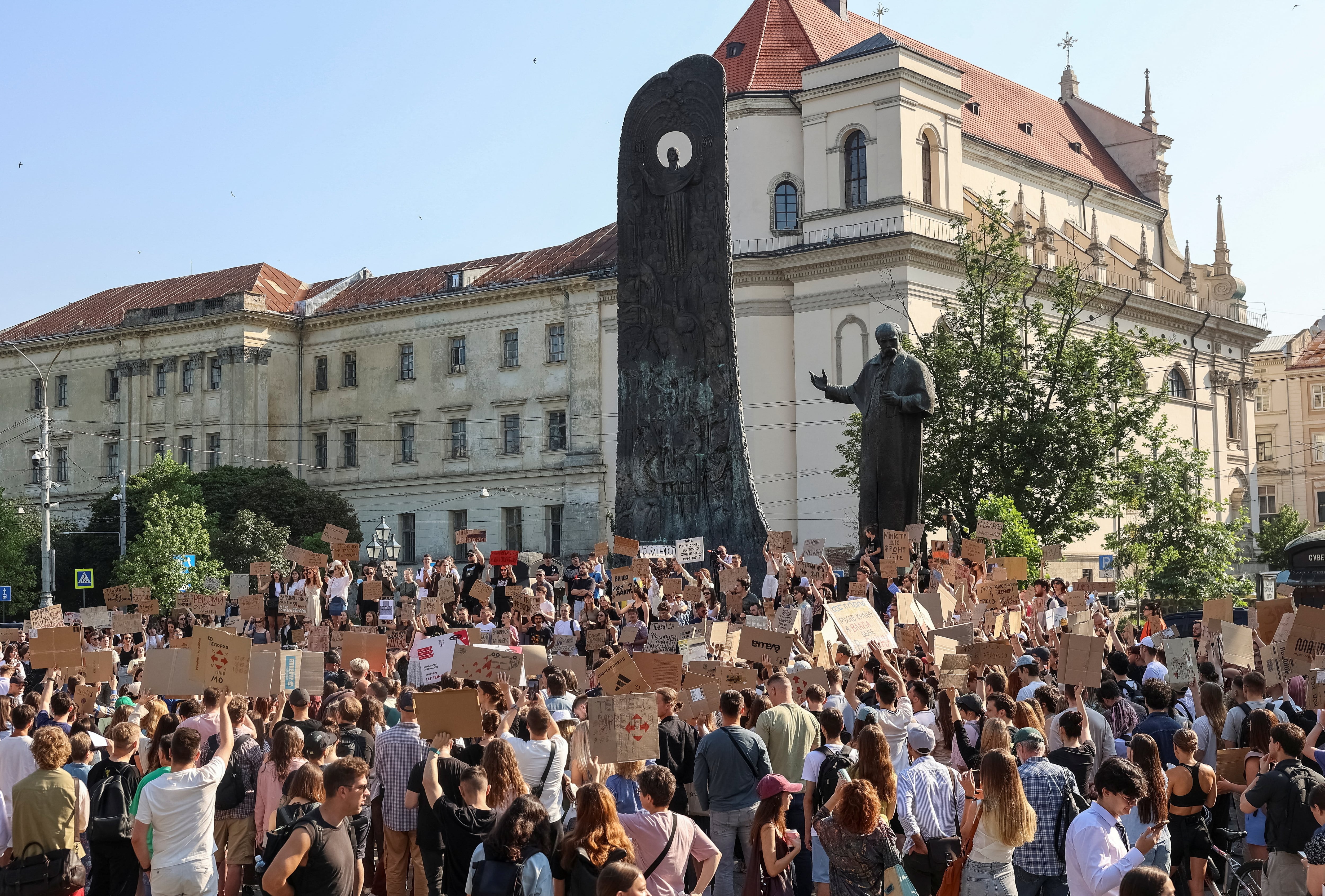Manifestantes protestan en Lviv contra la decisión del presidente Volodymyr Zelensky de reemplazar a Mykhailo Fedorov como ministro de Defensa, el 16 de julio de 2026 (REUTERS/Roman Baluk)