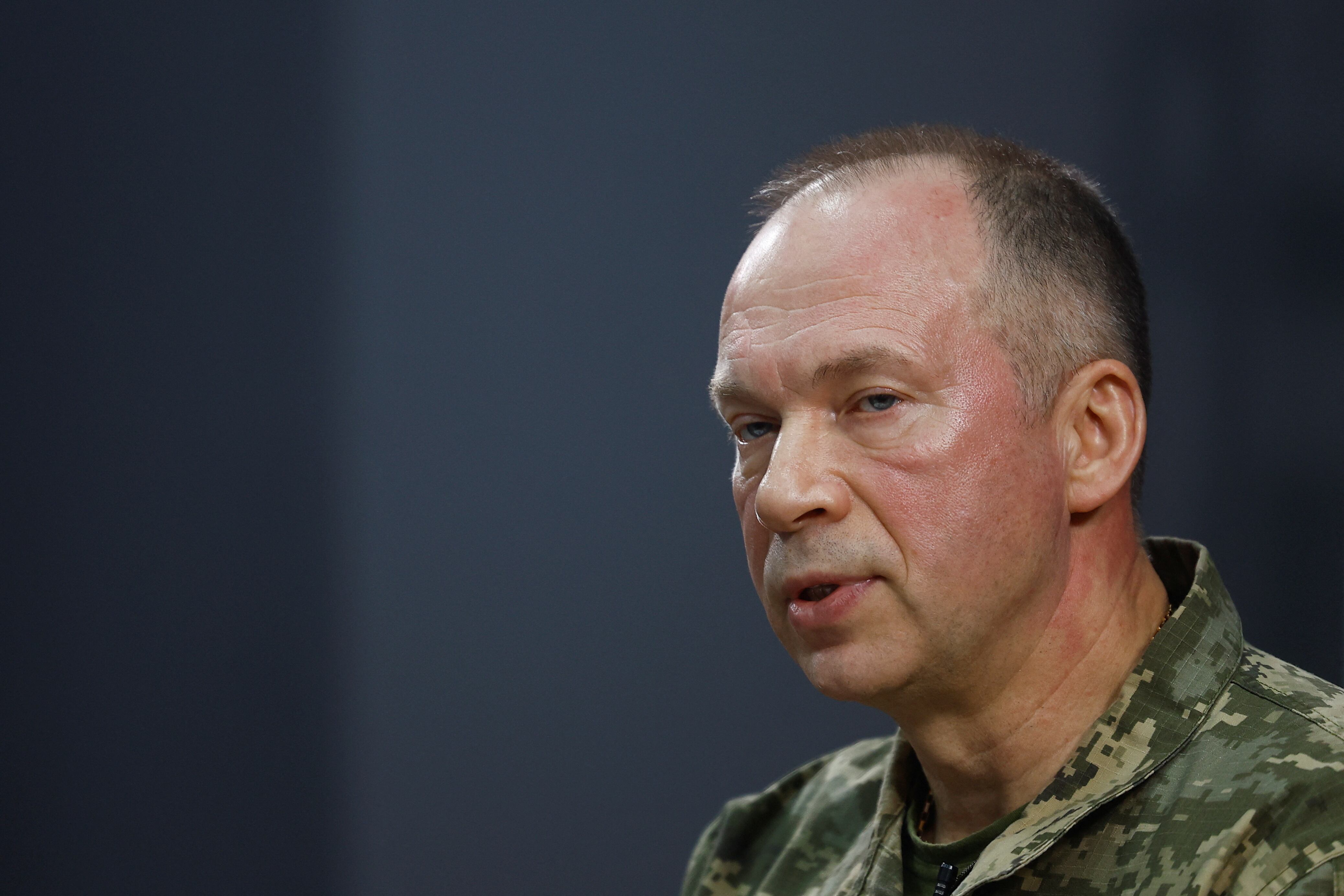 El comandante en jefe del Ejército ucraniano, Oleksandr Syrsky, en una entrevista con Reuters en la región de Kharkiv, en enero de 2024 (REUTERS/Valentyn Ogirenko/archivo)
