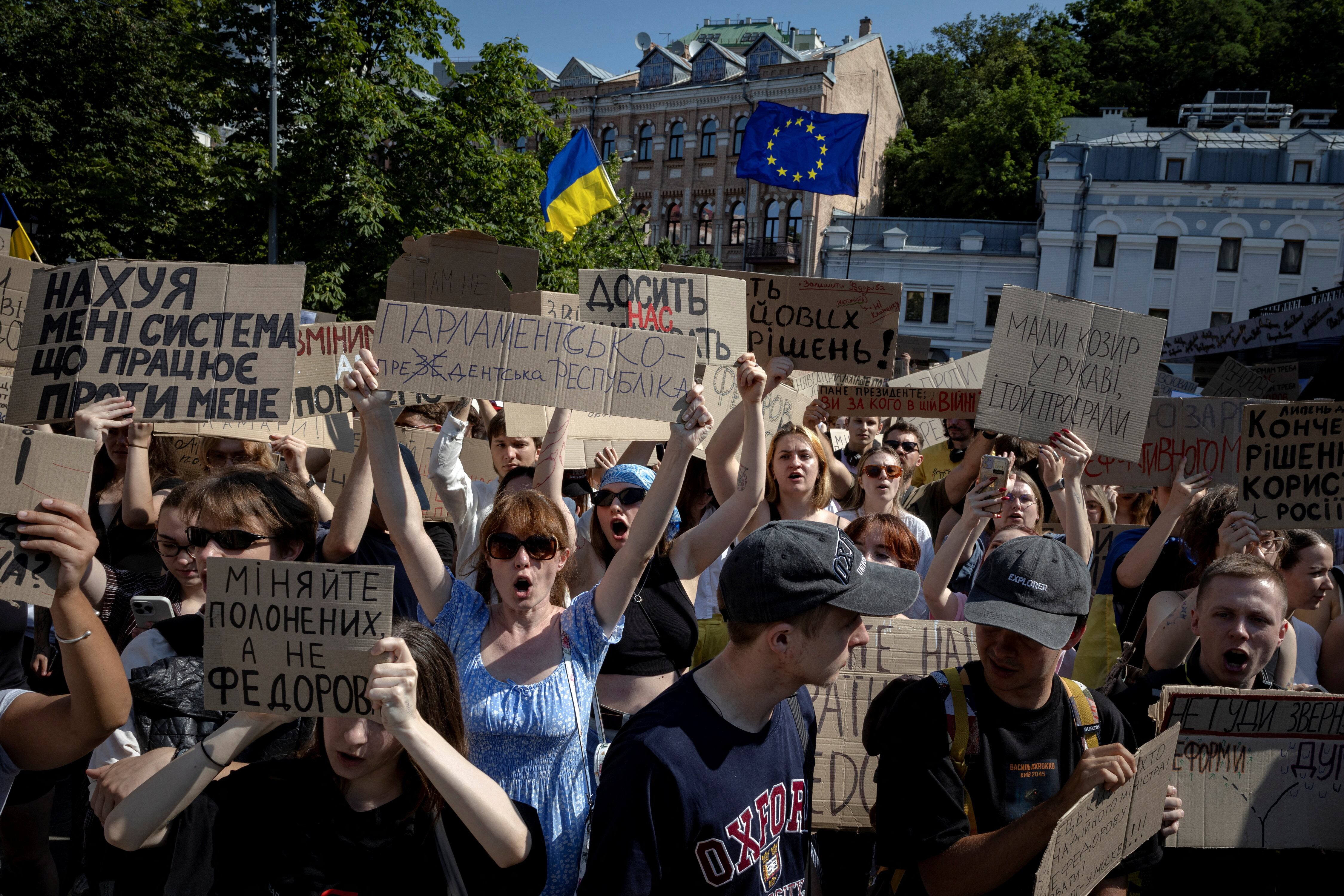 Manifestantes protestan en Kiev contra la decisión del presidente Volodímir Zelenski de reemplazar a Mykhailo Fedorov como ministro de Defensa, el 16 de julio de 2026 (REUTERS/Thomas Peter)