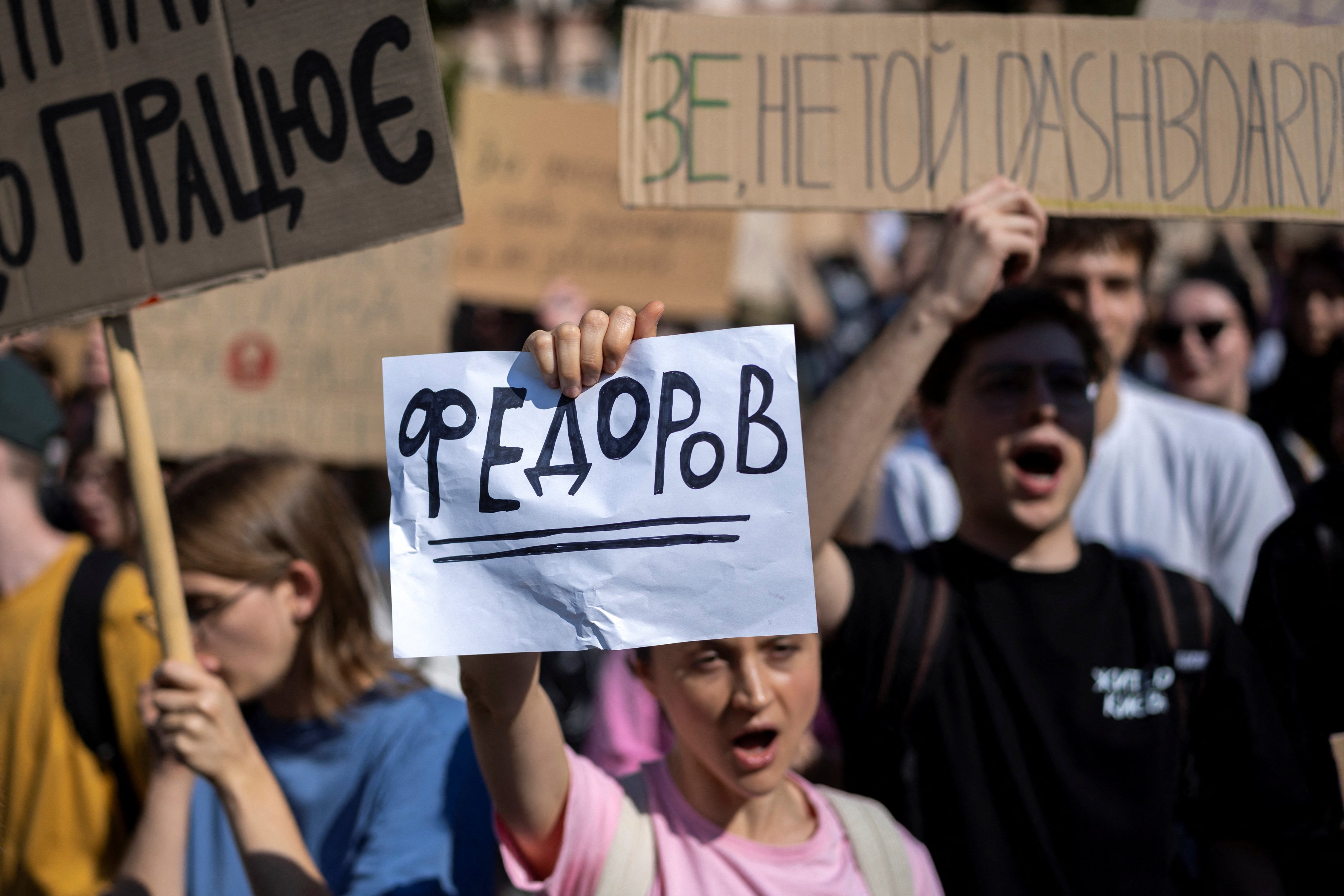 Manifestantes protestan en Kiev contra la decisión del presidente Volodymyr Zelensky de reemplazar a Mykhailo Fedorov como ministro de Defensa, el 16 de julio de 2026 (REUTERS/Thomas Peter)