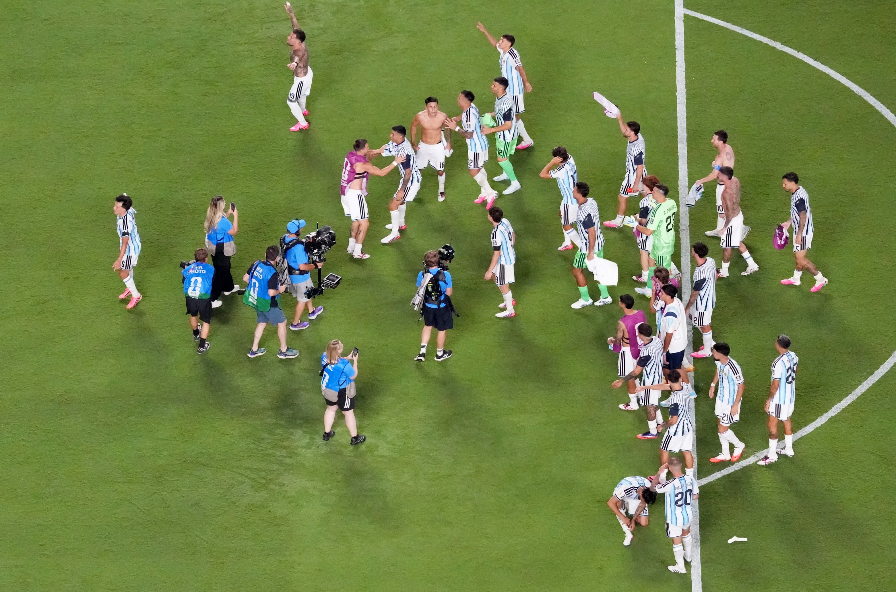 Los jugadores celebrando el triunfo de cara a los hinchas en Kansas City (Foto REUTERS/Agustín Marcarian)