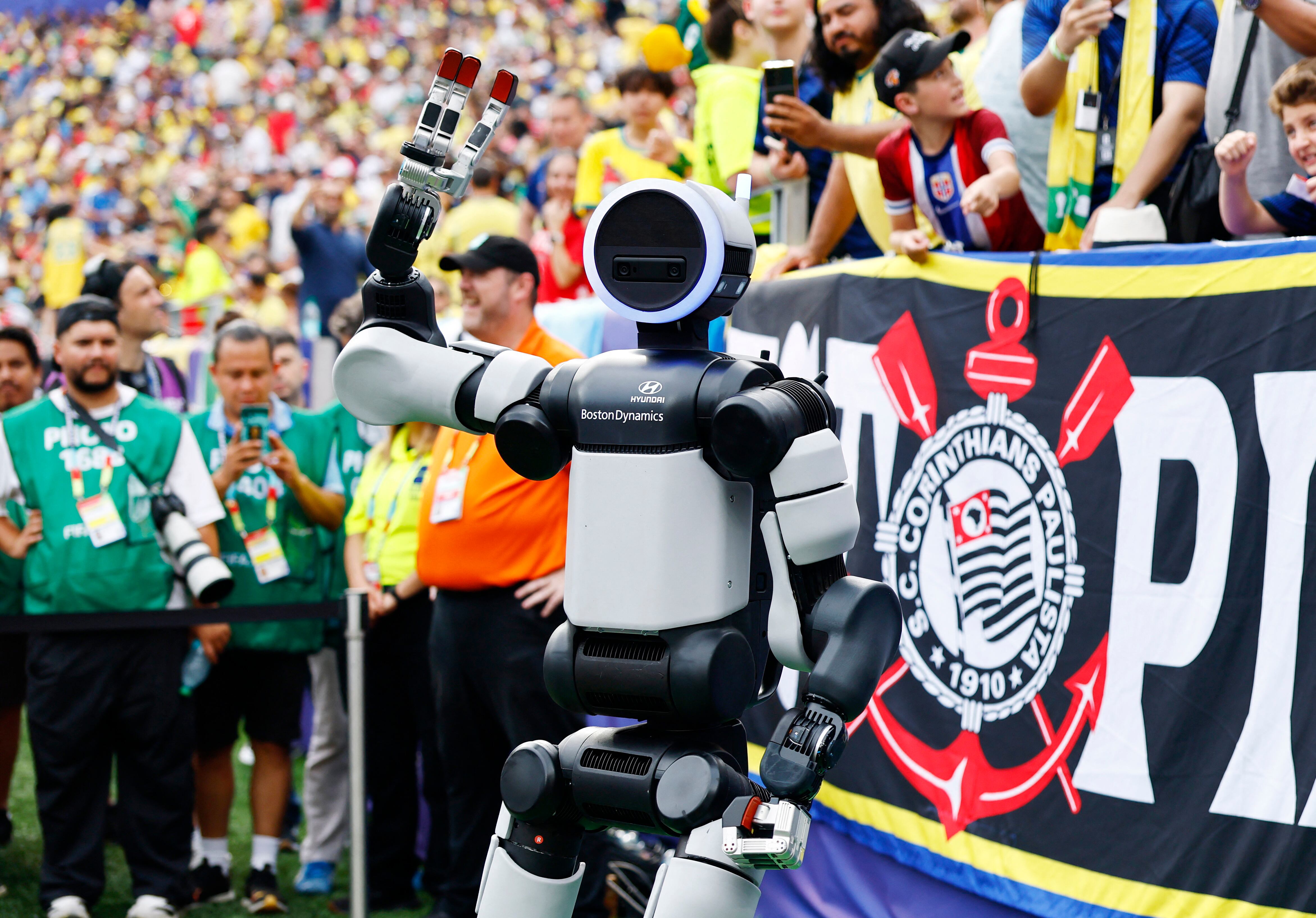 Atlas, el robot humanoide de Boston Dynamics, fue presentado por Hyundai como patrocinador oficial de robótica de la FIFA para el Mundial 2026 (REUTERS/Jeenah Moon)
