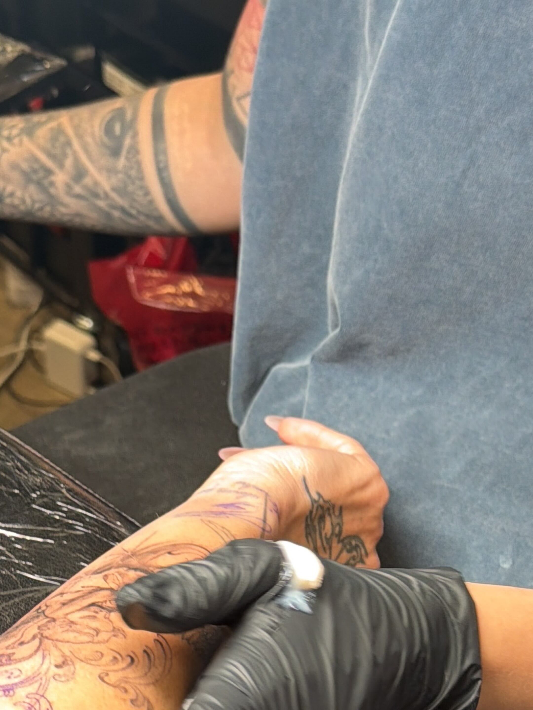 Entre selfies, tribunas y escenas de viaje, la artista dejó ver el proceso de un diseño floral en la mano