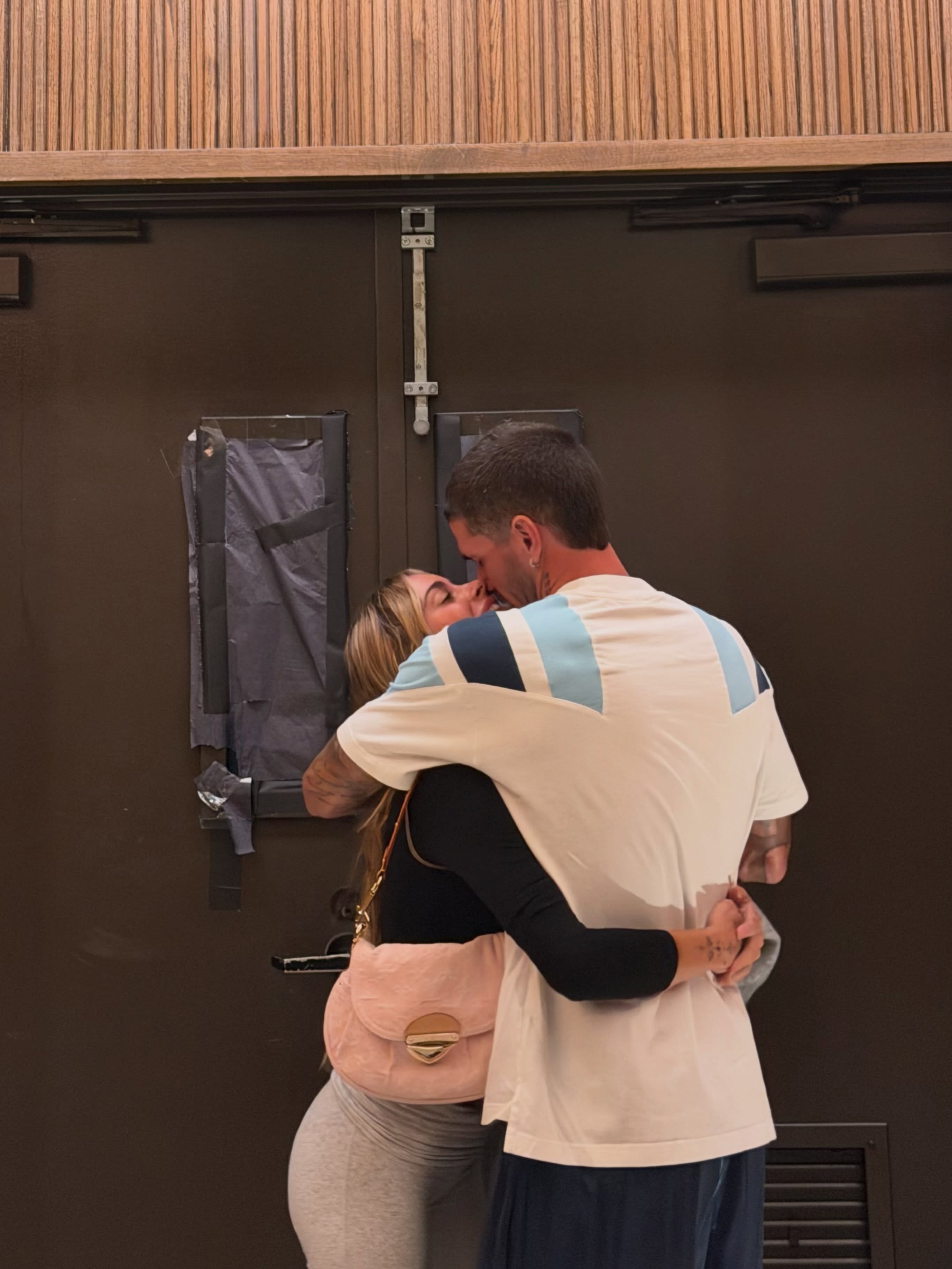 La foto de Tini Stoessel y Rodrigo De Paul abrazados y besándose fue la imagen que más repercusión generó entre los seguidores