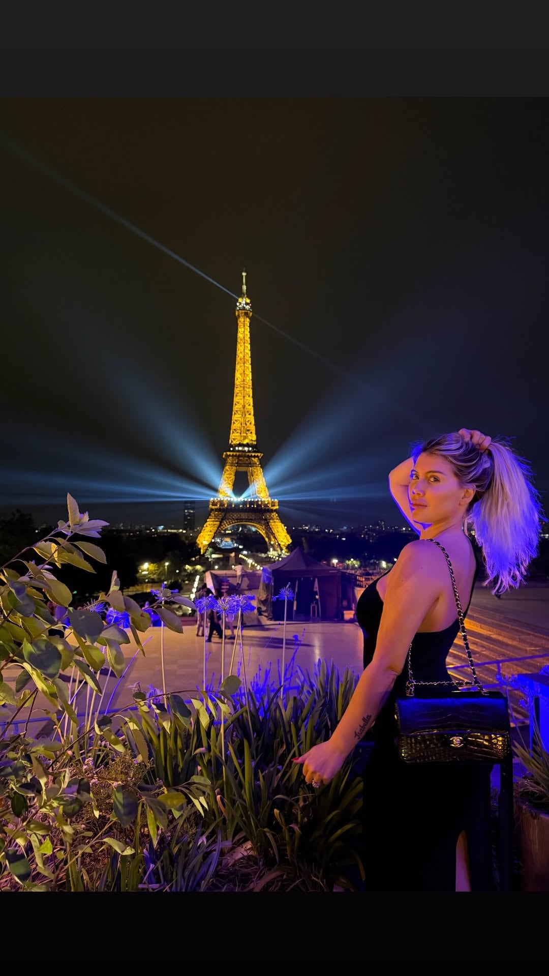 Wanda Nara posó frente a la Torre Eiffel iluminada con un vestido negro y una cartera Chanel, en una de las imágenes que publicó durante su estadía en París