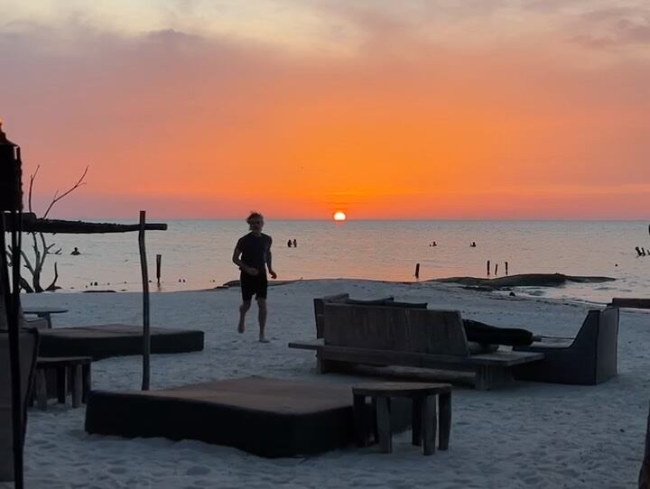 Los atardeceres de Holbox, uno de los paisajes que el actor registró durante su estadía