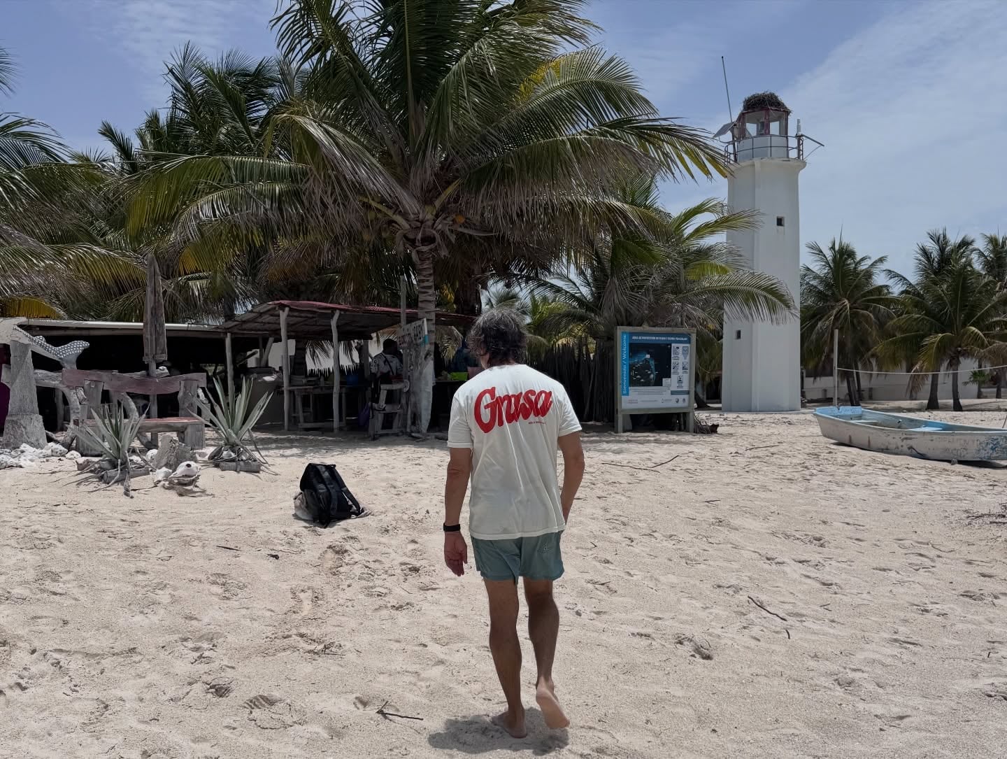 Sbaraglia recorrió la playa principal de Holbox, donde se encuentra el faro de la isla