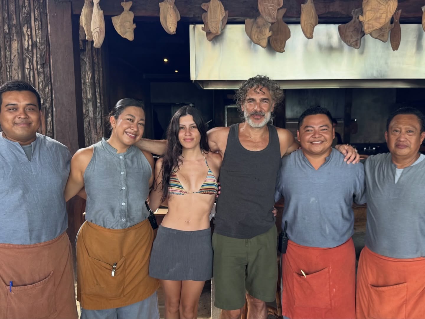 Leonardo Sbaraglia y Rebeca Ricosta, junto al equipo del lugar donde se hospedaron